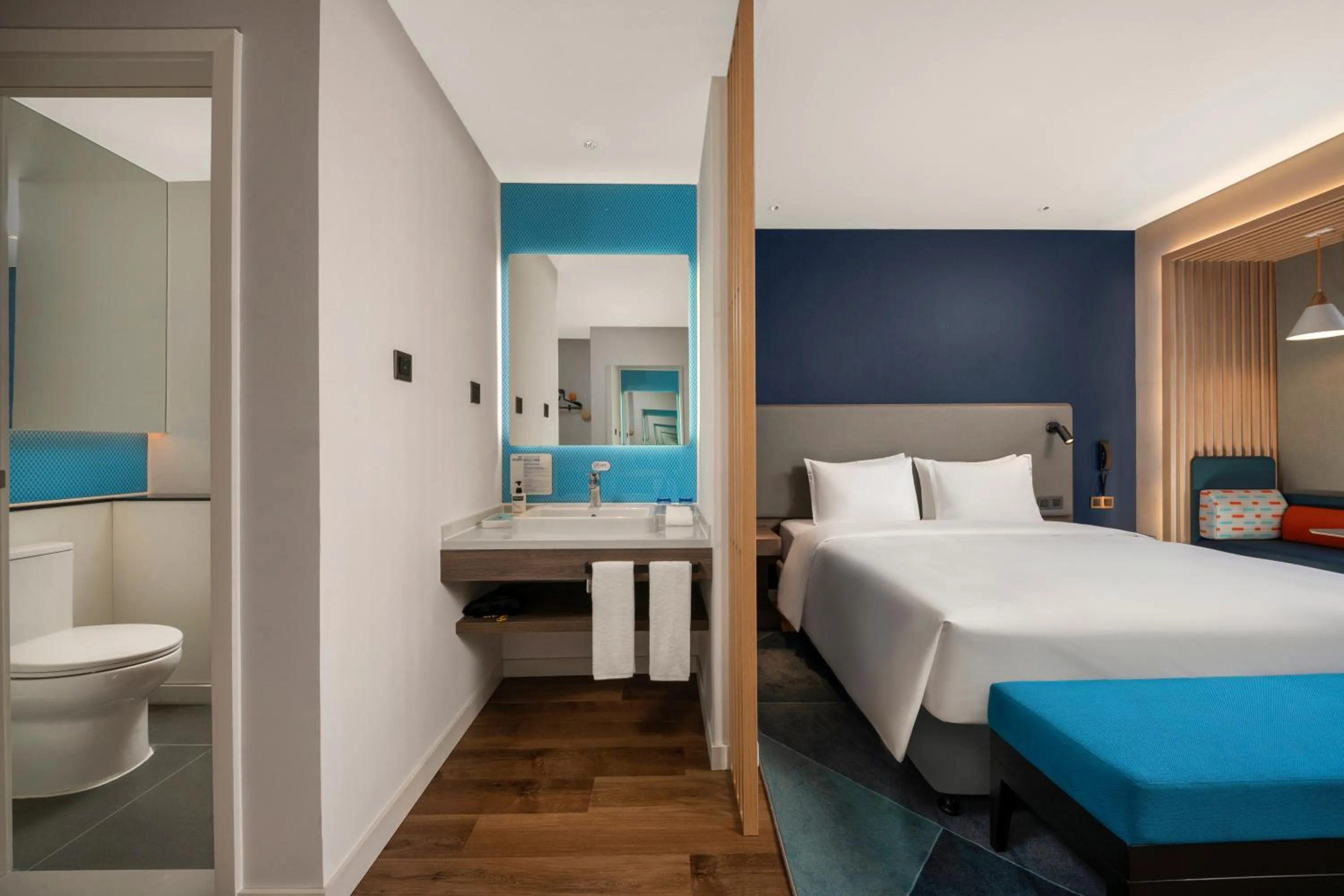 Photo of the whole room, Bed in Holiday Inn Express Meishan Dongpo by IHG