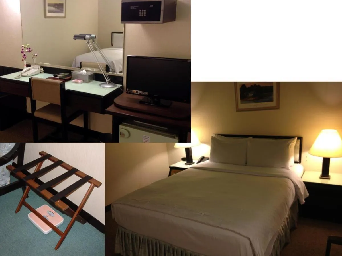 Bed, TV/Entertainment Center in The Premier Hotel