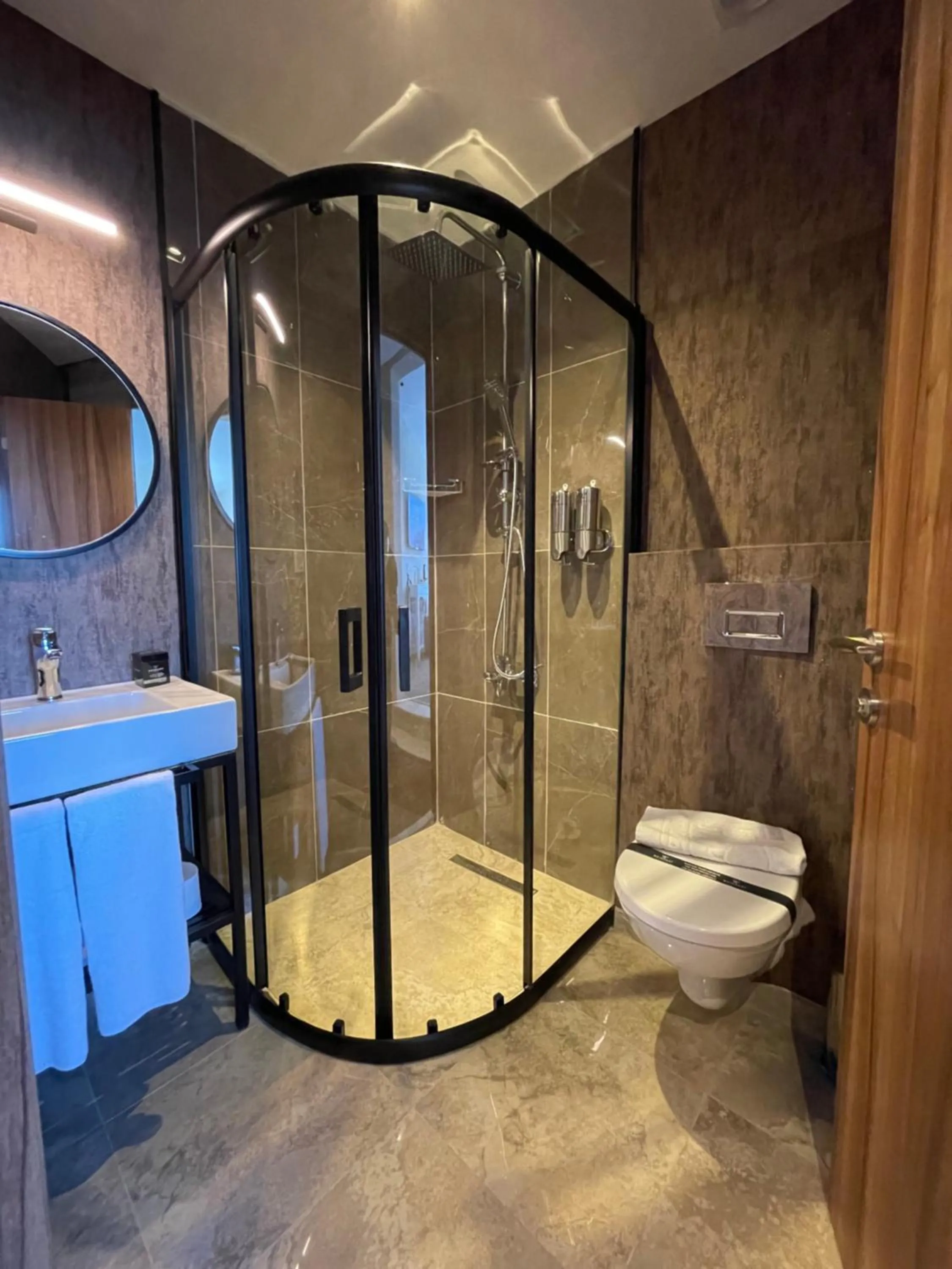 Shower in Weingart Seaside Hotel