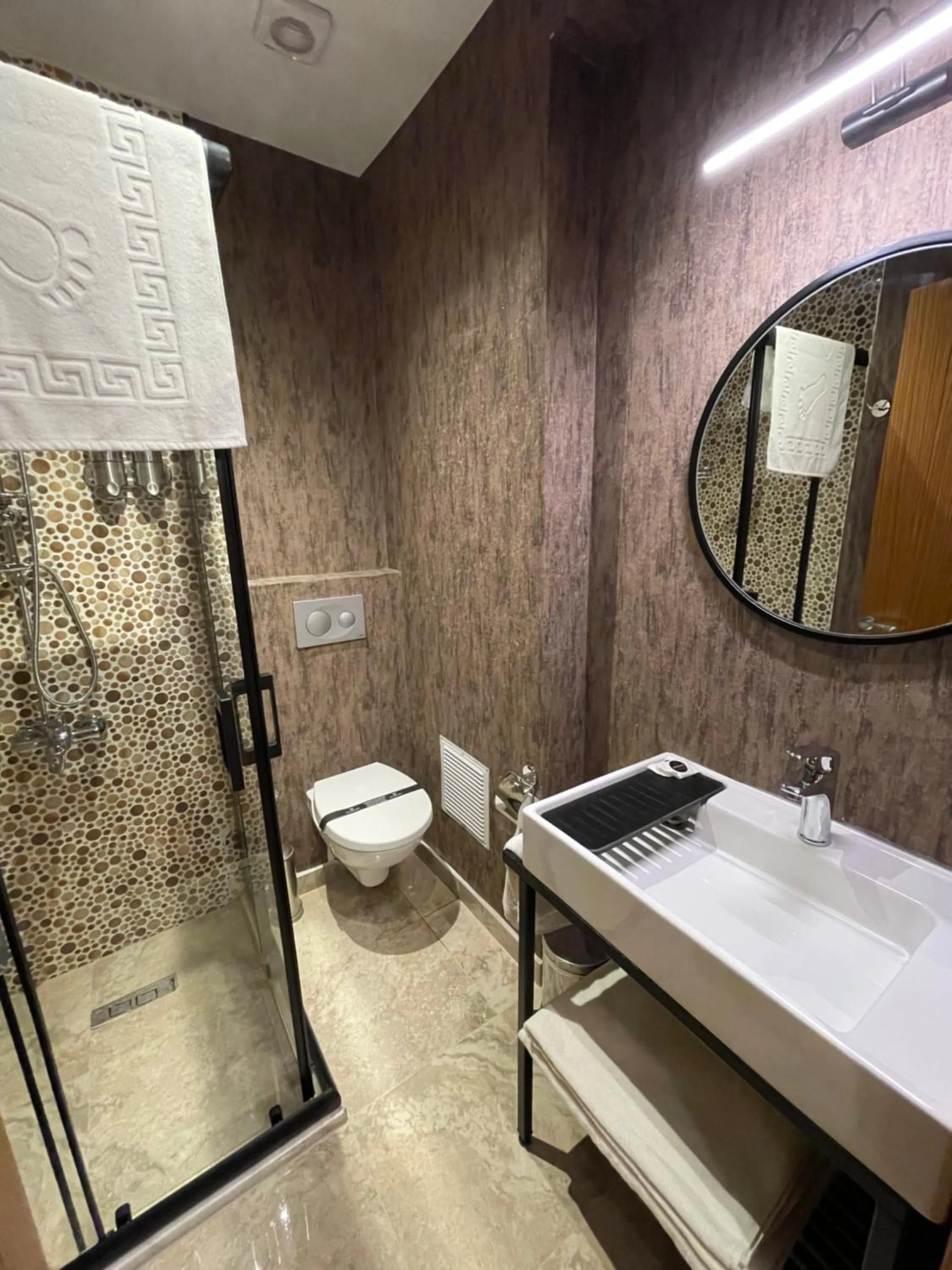 Shower in Weingart Seaside Hotel