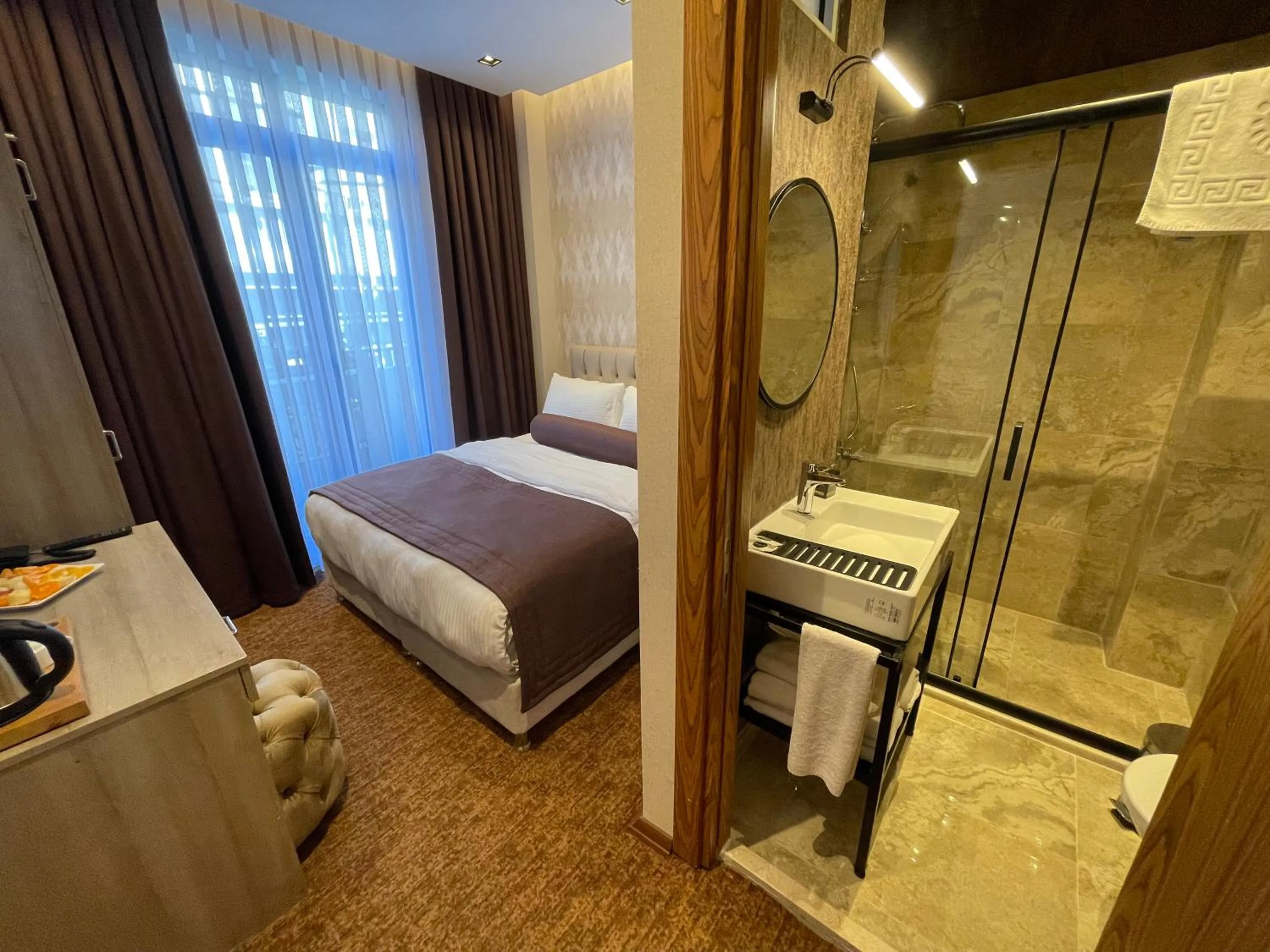 Shower, Bed in Weingart Seaside Hotel
