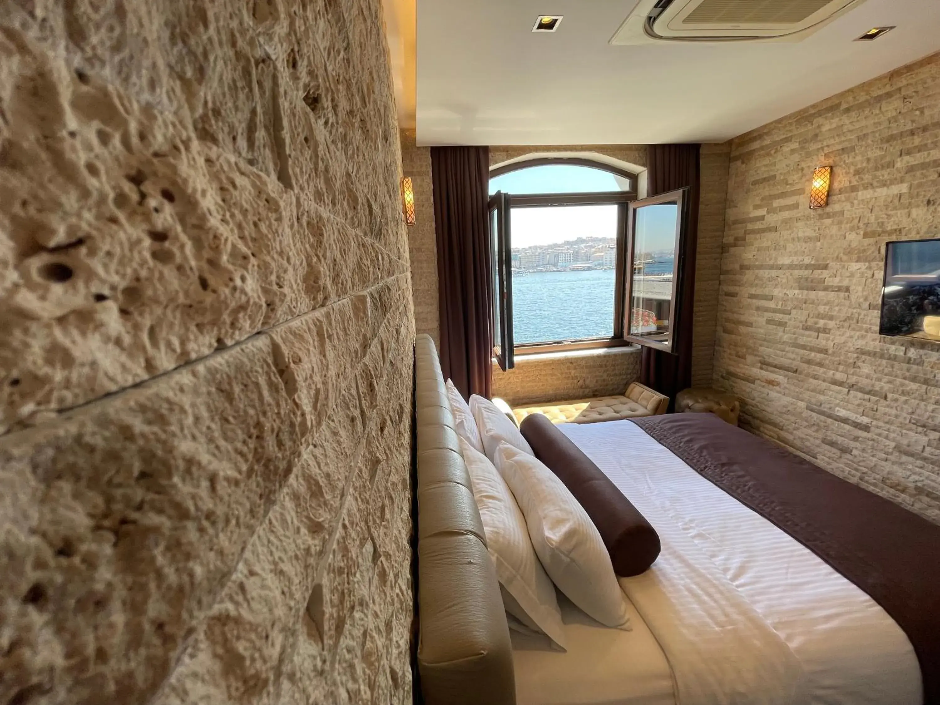 Deluxe Double or Twin Room with Sea View in Weingart Seaside Hotel Deluxe Double or Twin Room with Sea View in Weingart Seaside Hotel