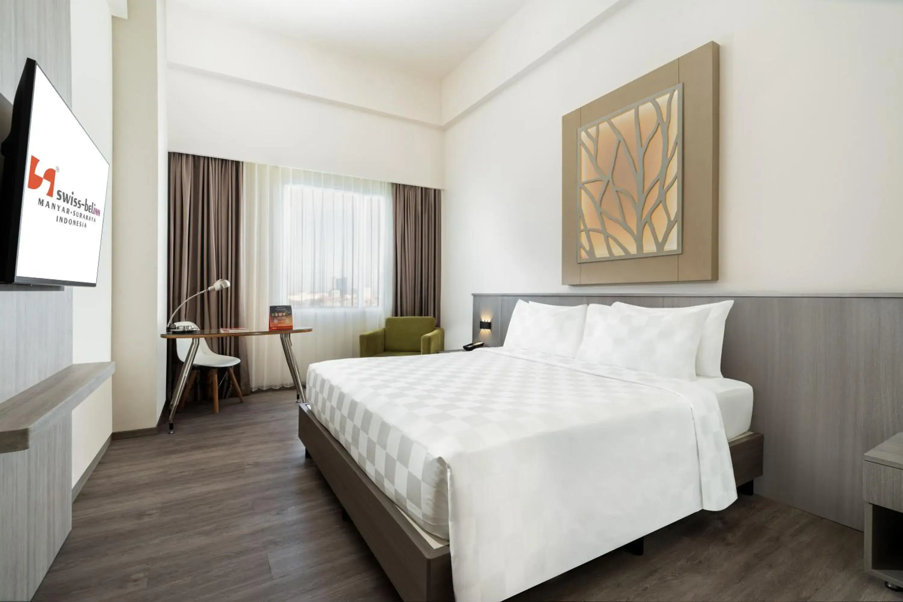 Deluxe Double Room in Swiss-Belinn Manyar Deluxe Double Room in Swiss-Belinn Manyar