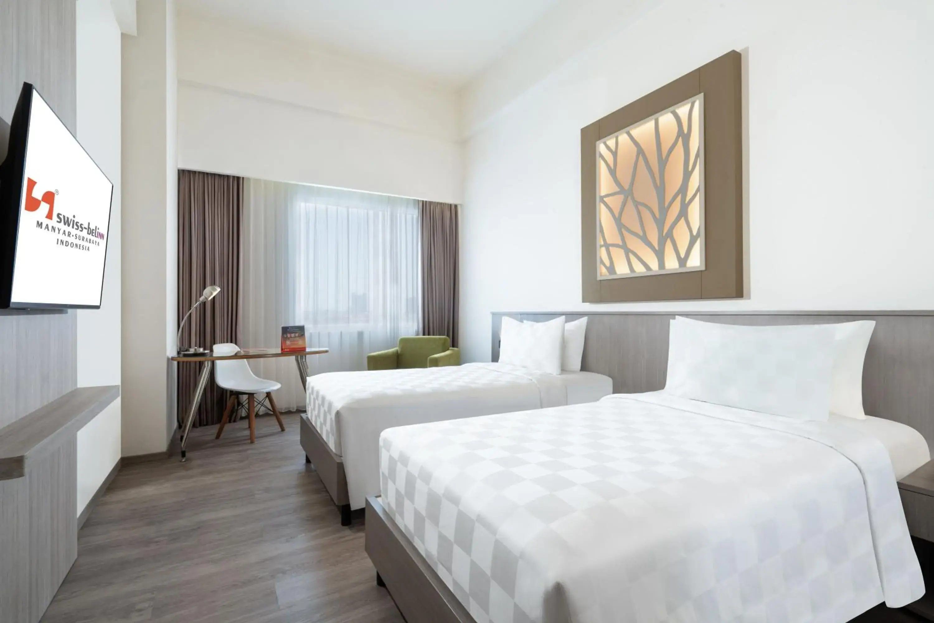 Deluxe Twin Room in Swiss-Belinn Manyar Deluxe Twin Room in Swiss-Belinn Manyar