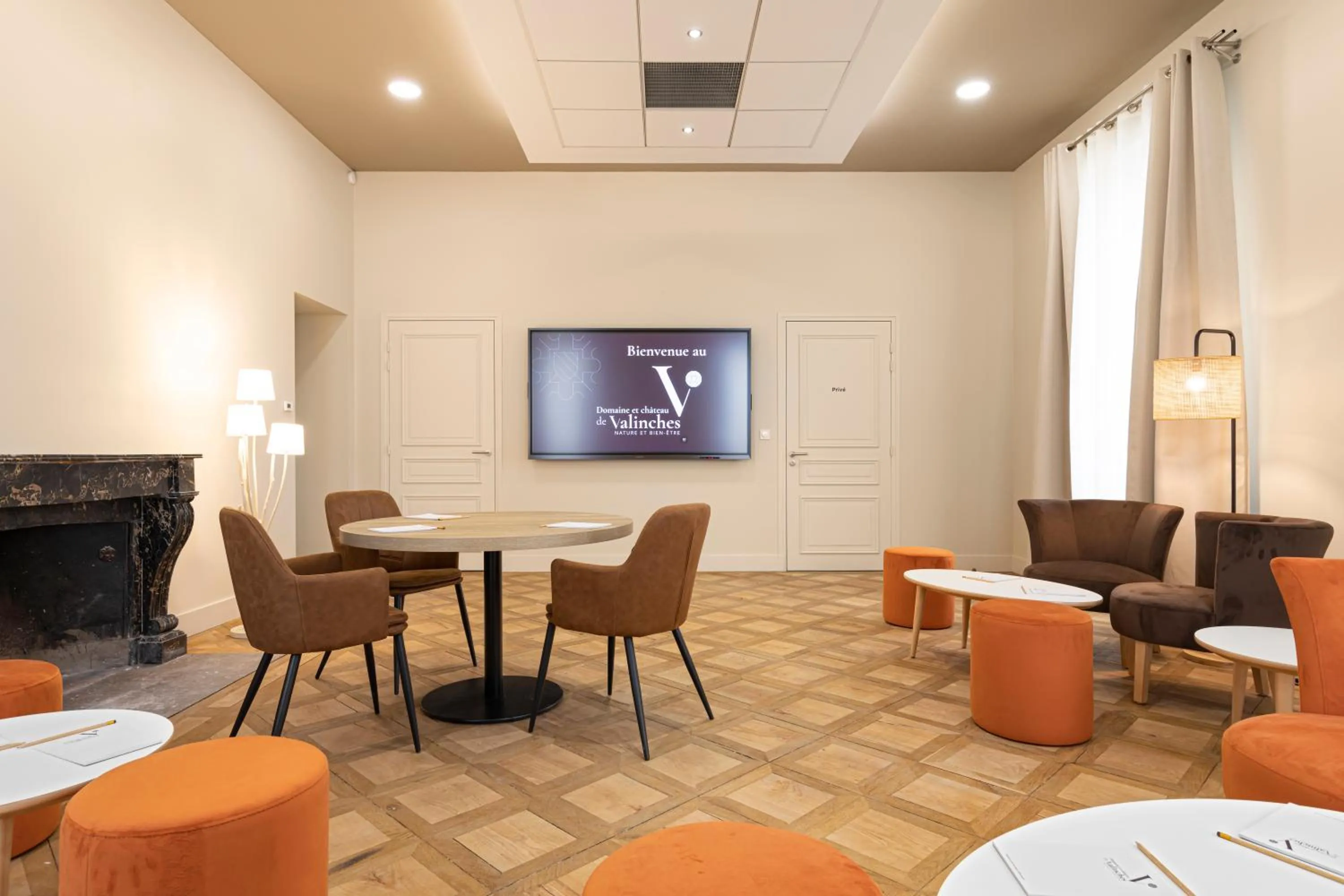 Communal lounge/ TV room in Domaine et Château de Valinches