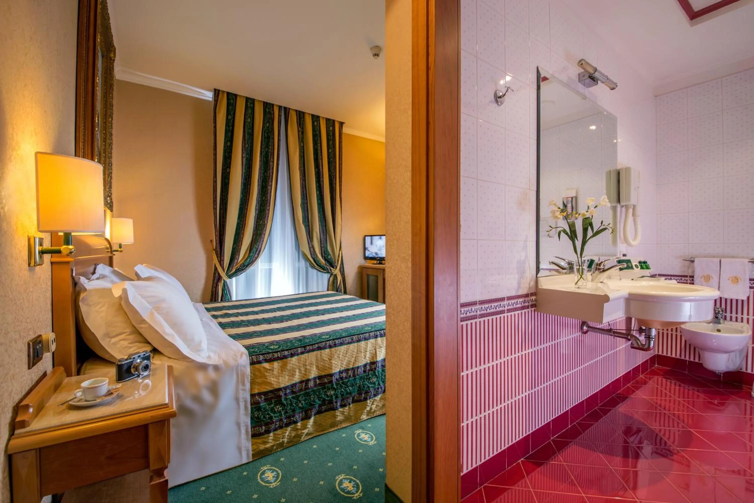 Bedroom, Bed in Colonna Hotel