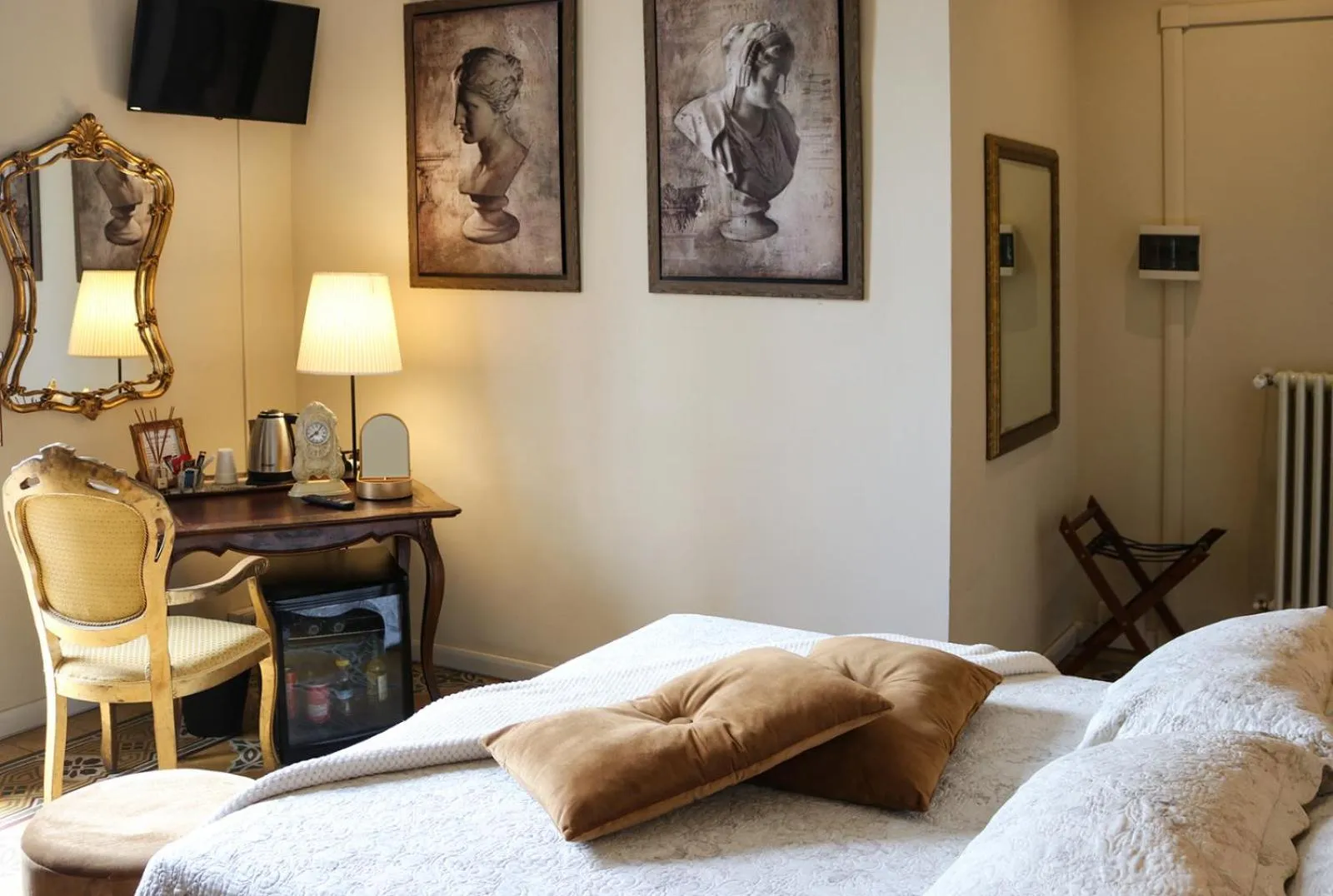 Decorative detail, Bed in Villa San Donato B&B