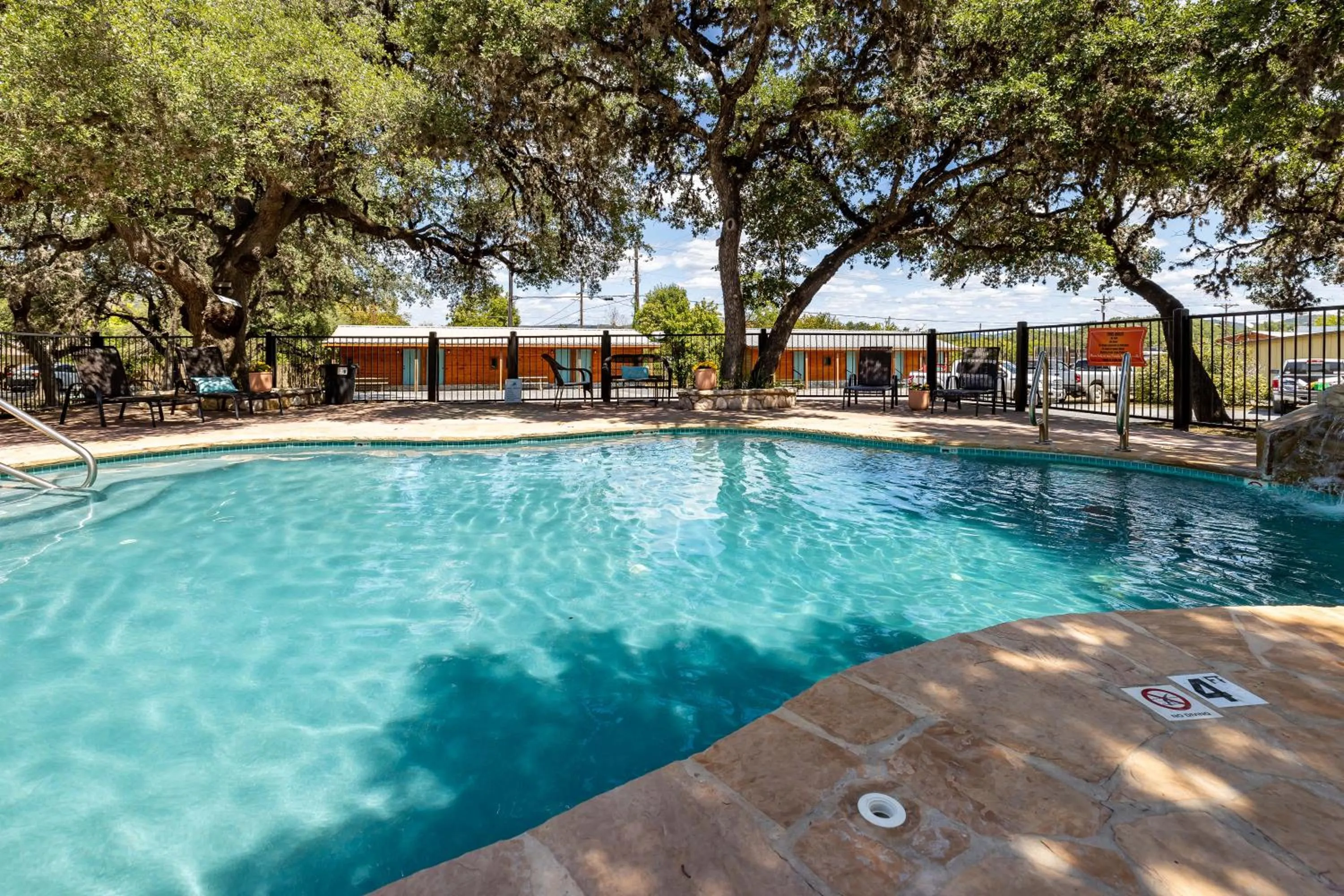 The Historic Leakey Inn