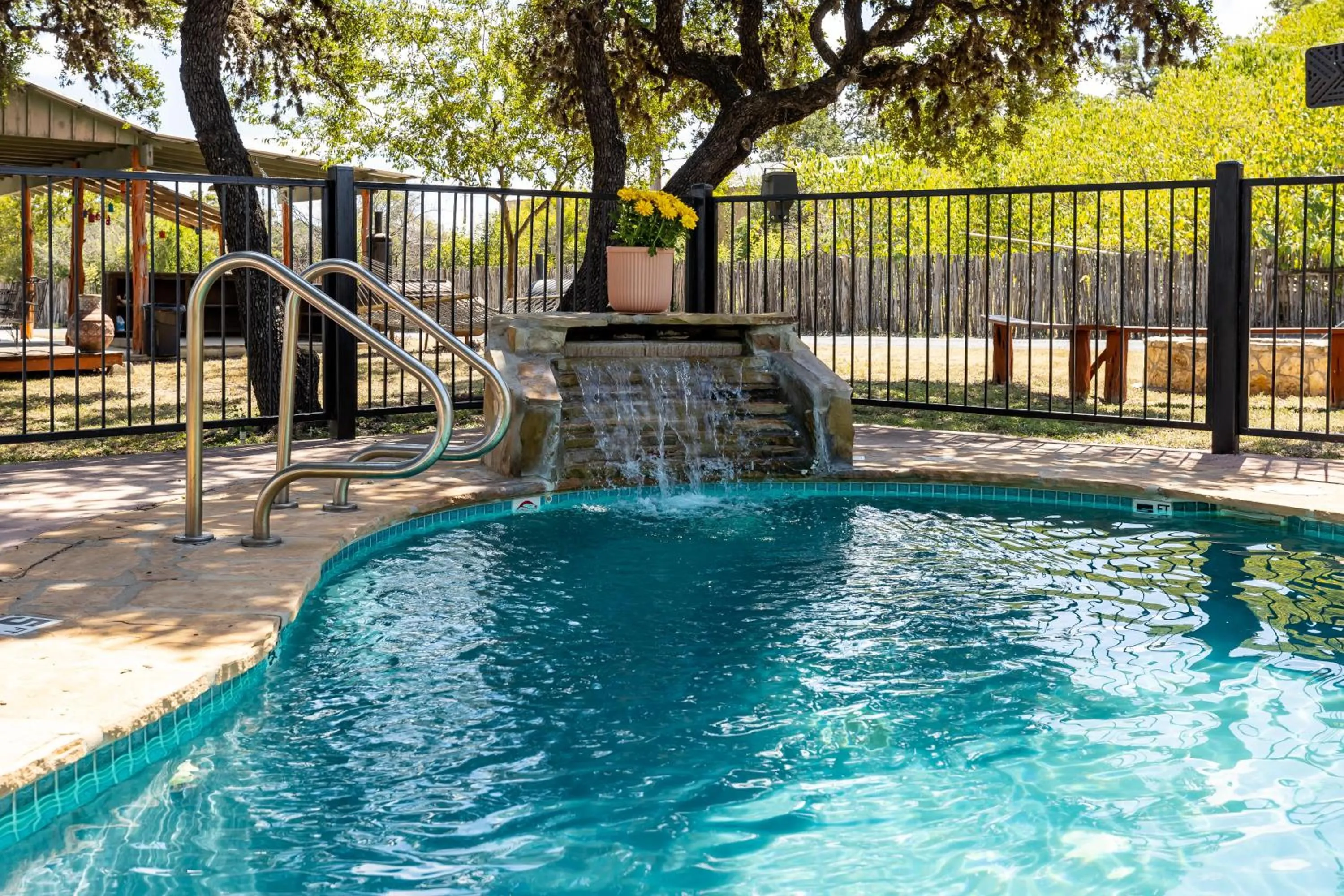 The Historic Leakey Inn