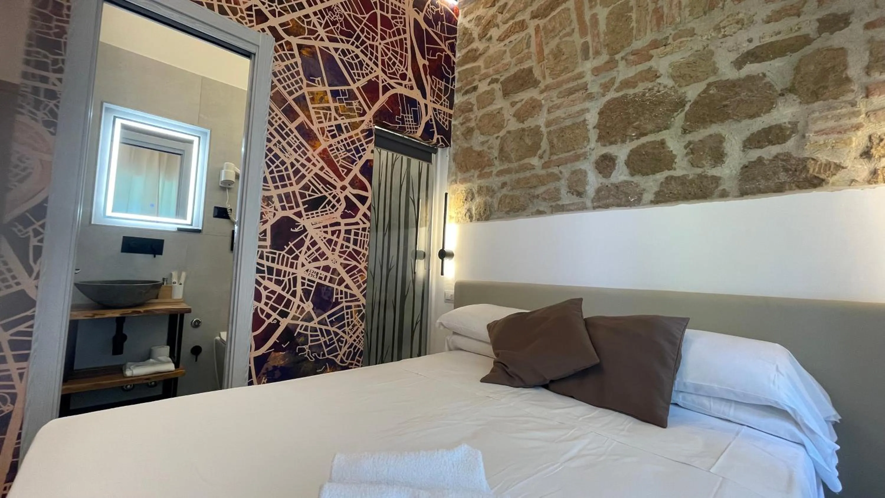 Shower, Bed in Hotel Felice