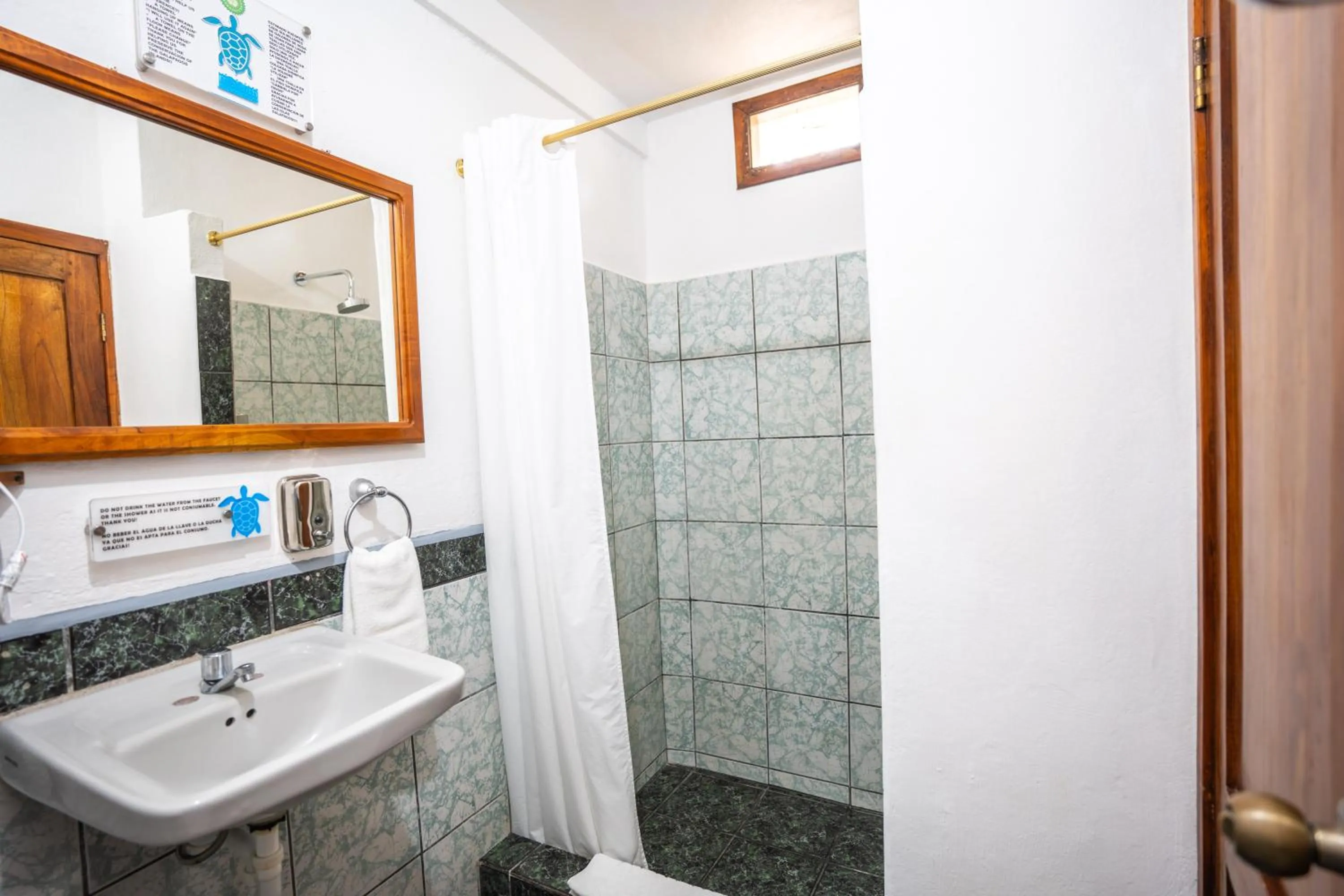 Bathroom in Maidith Galapagos Inn