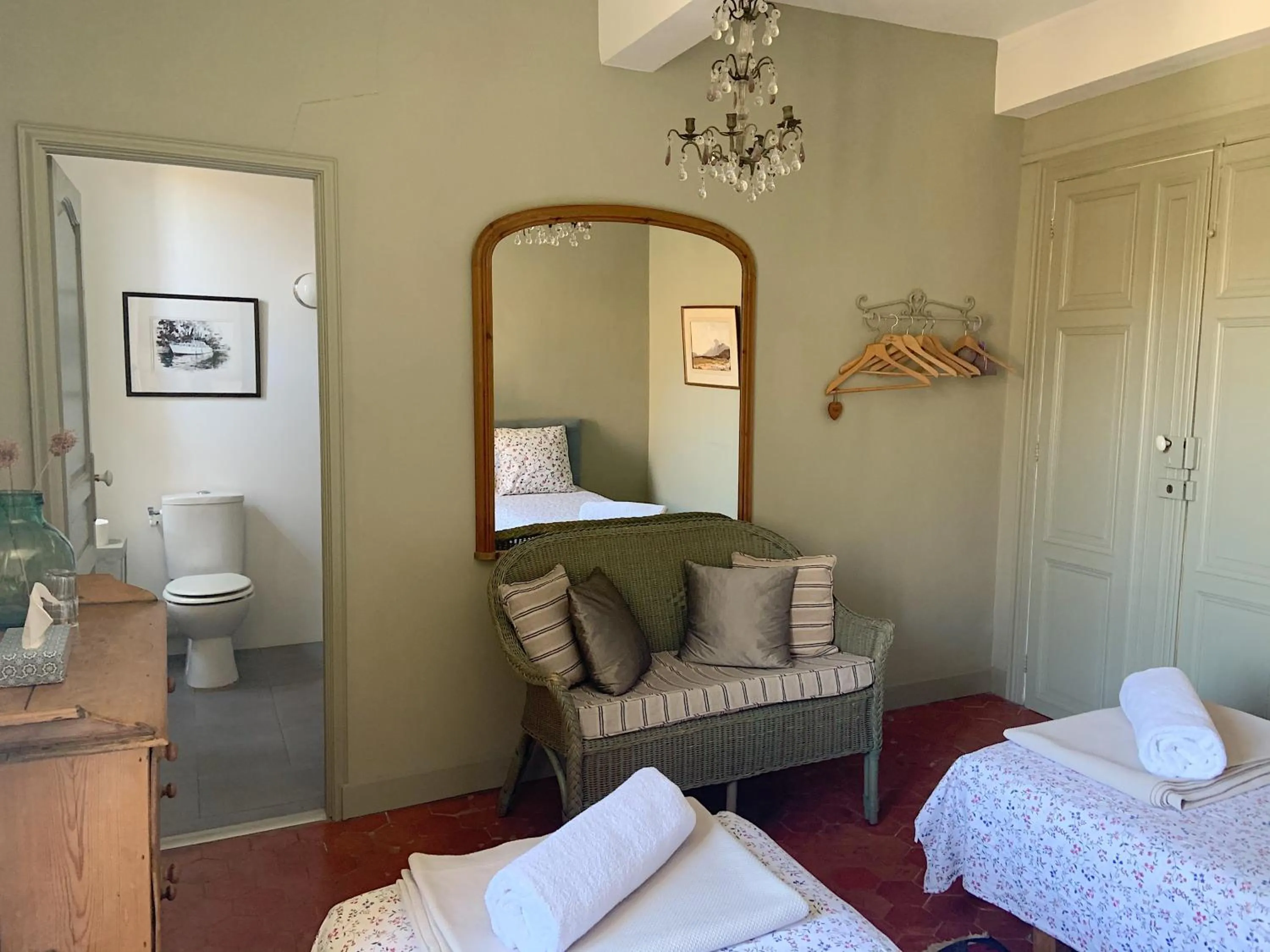 Bathroom, Bed in La Souqueto