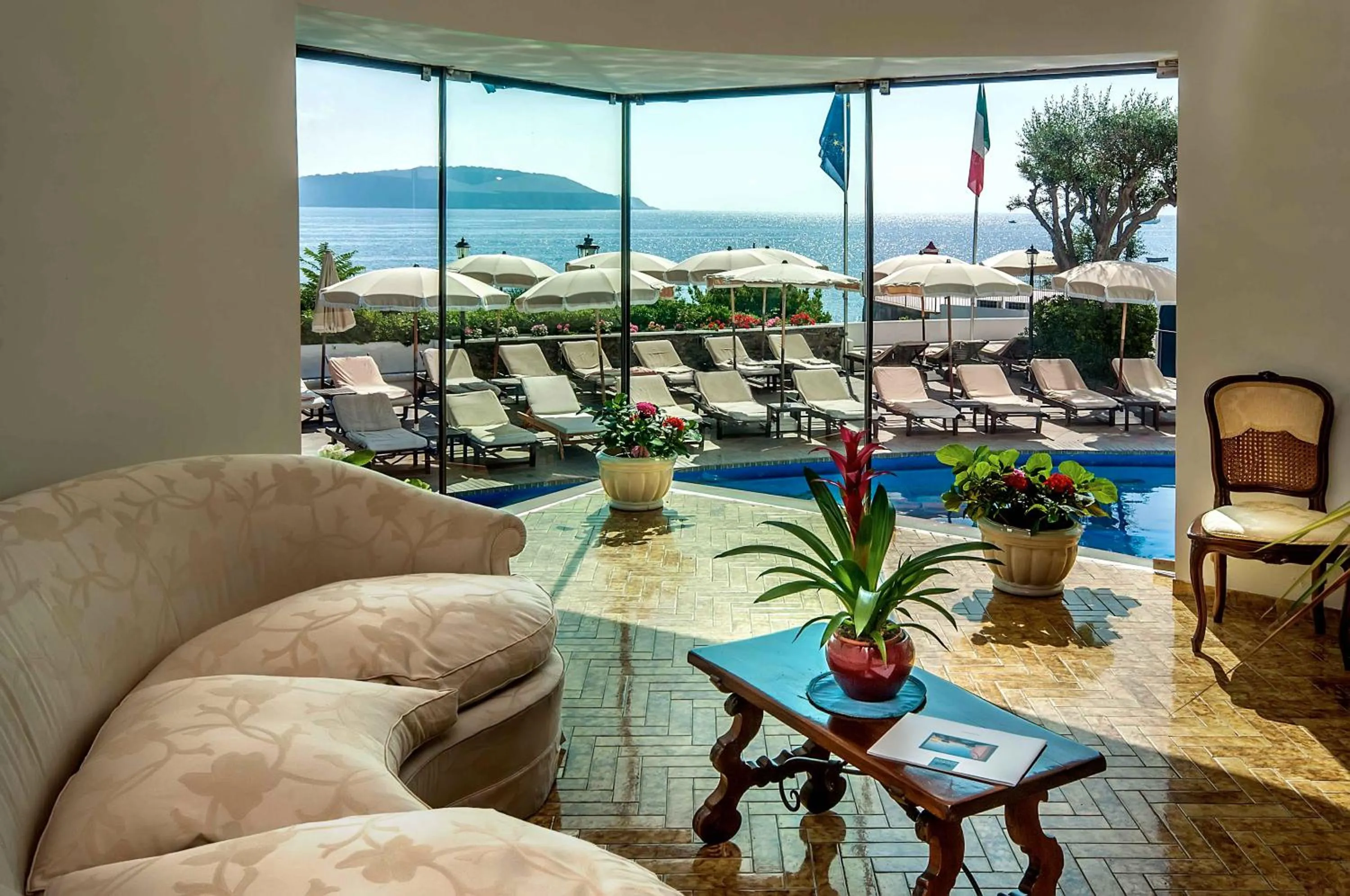 Communal lounge/ TV room in Punta Molino Beach Resort & Thermal Spa