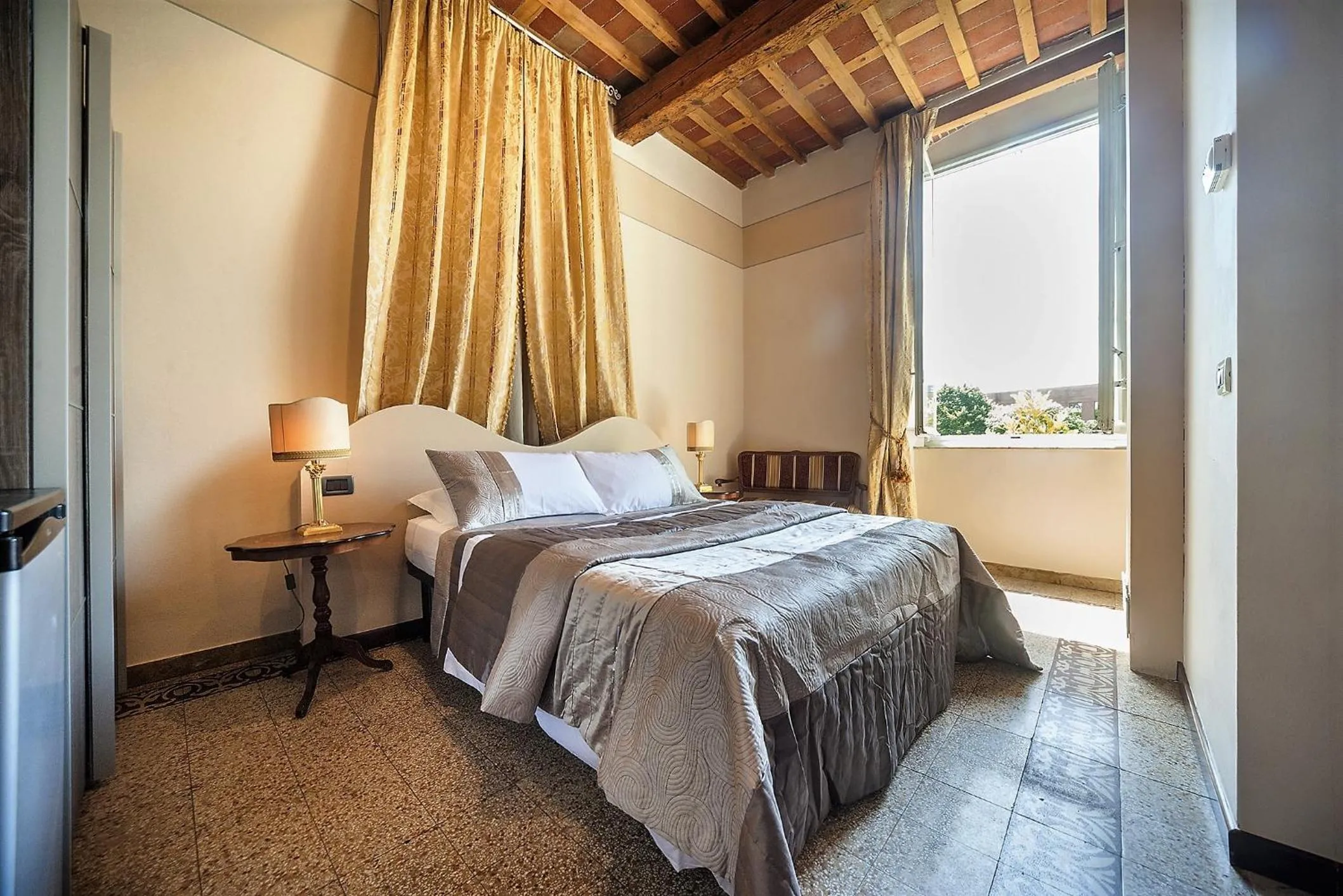 Shower, Bed in Lucca Relais