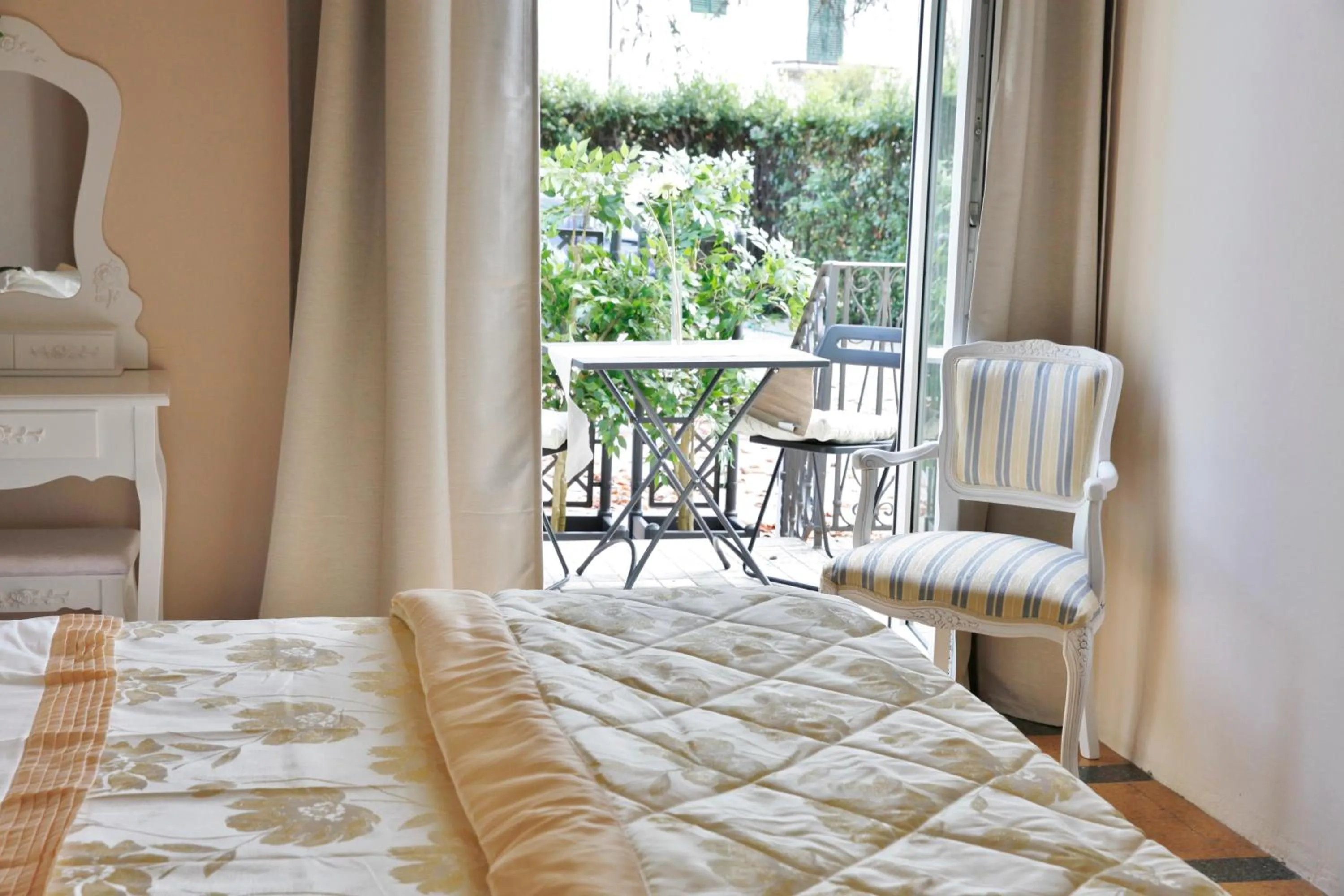 Shower, Bed in Lucca Relais