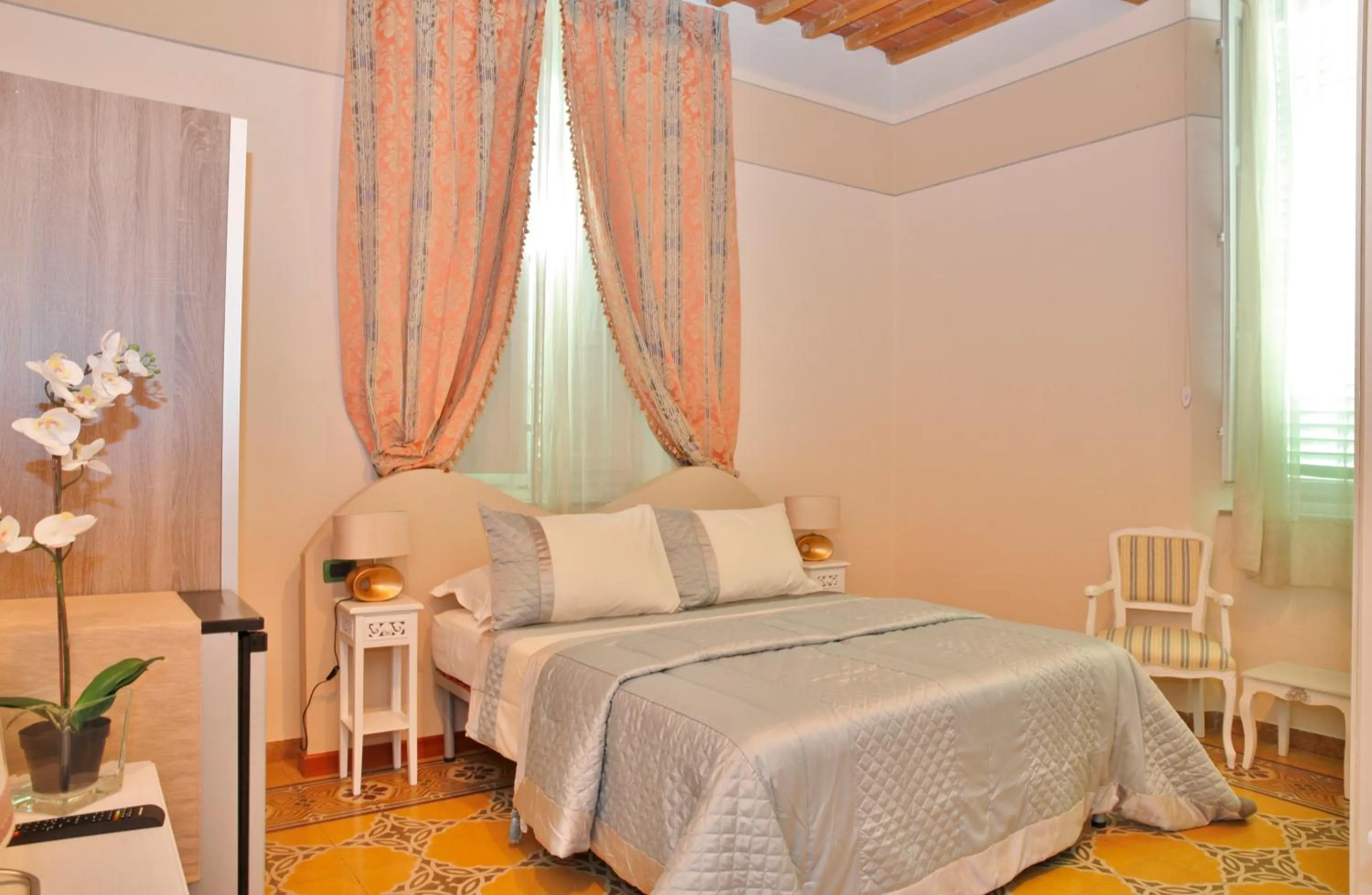 Shower, Bed in Lucca Relais
