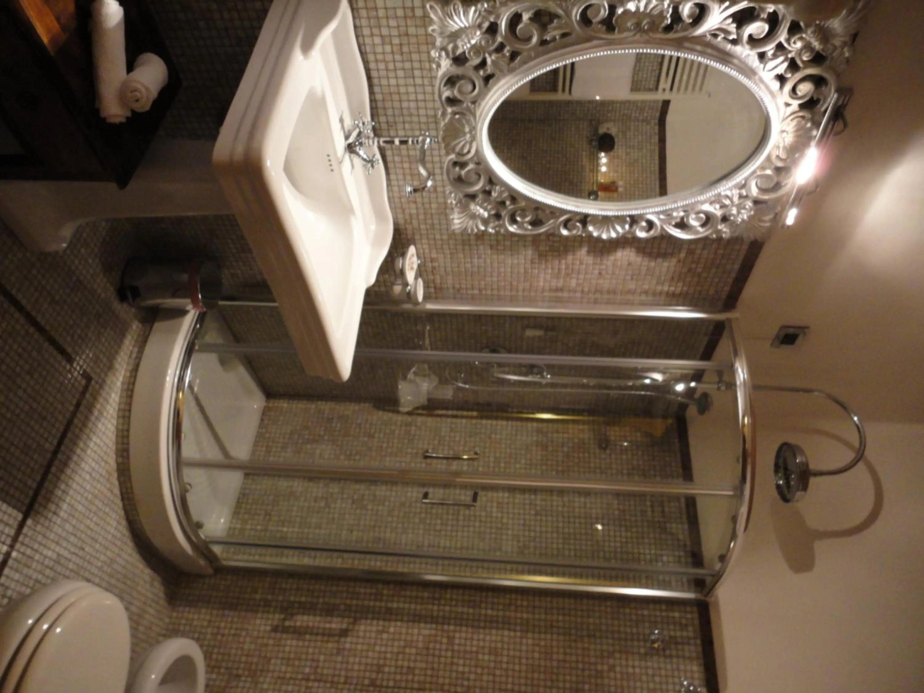 Shower in Castello Izzalini Todi Resort