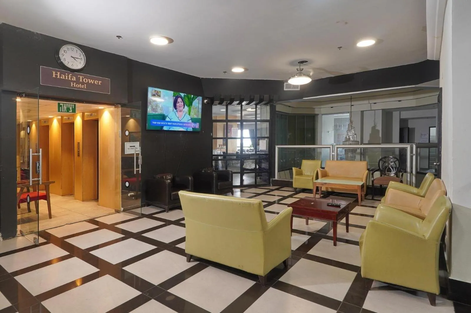 Communal lounge/ TV room in Haifa Tower Hotel - מלון מגדל חיפה