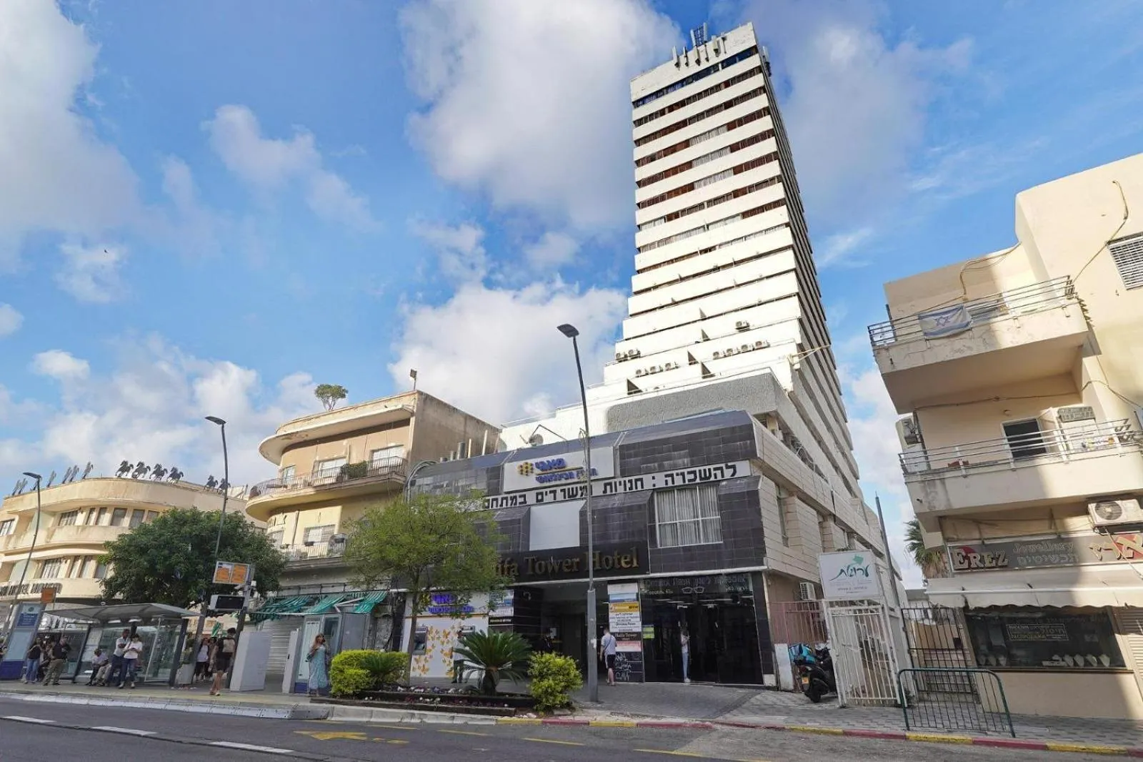 Property building in Haifa Tower Hotel - מלון מגדל חיפה