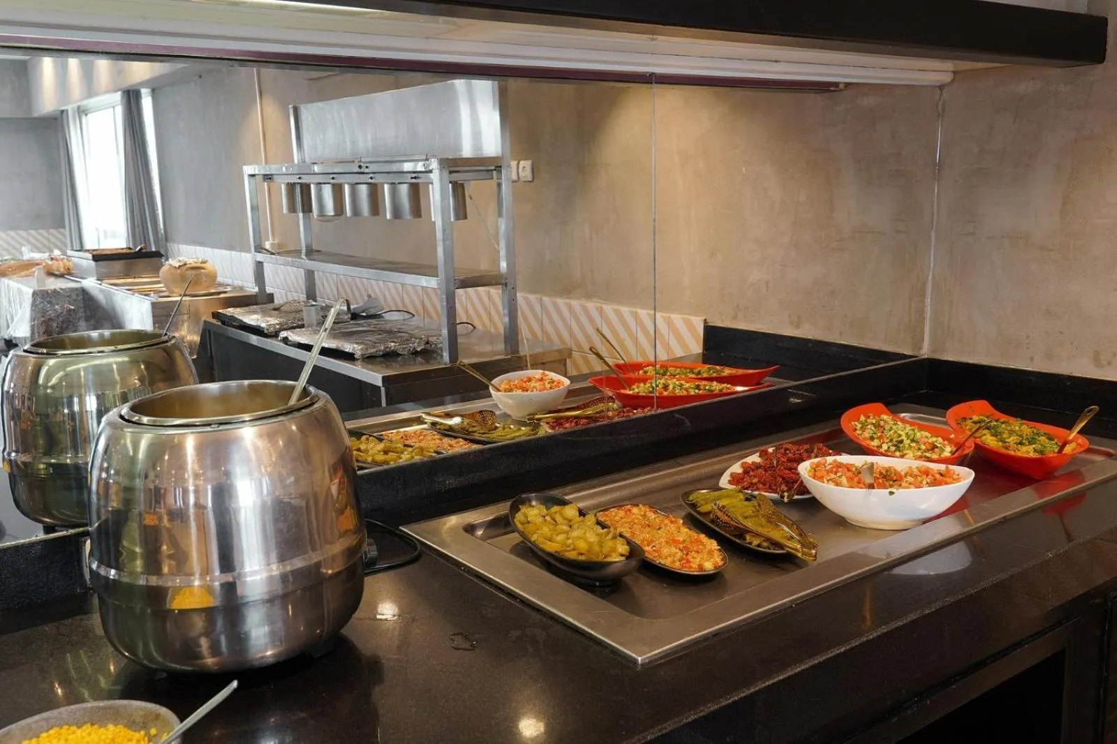 Food and drinks in Haifa Tower Hotel - מלון מגדל חיפה