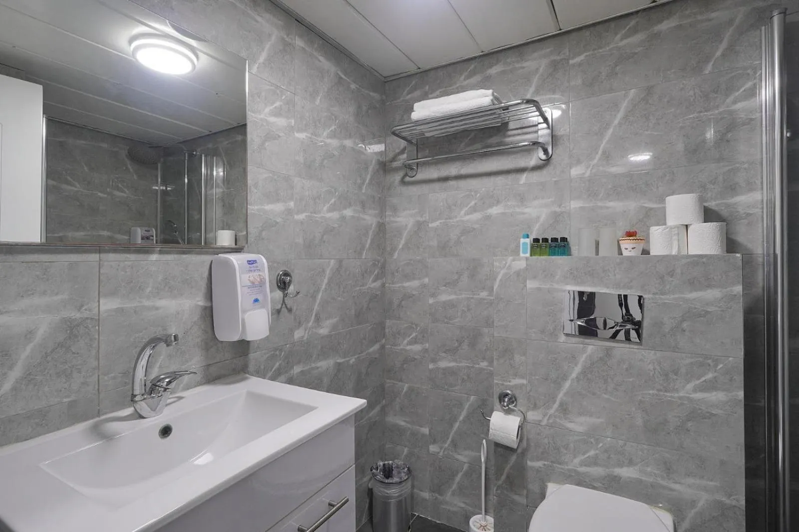 Shower in Haifa Tower Hotel - מלון מגדל חיפה