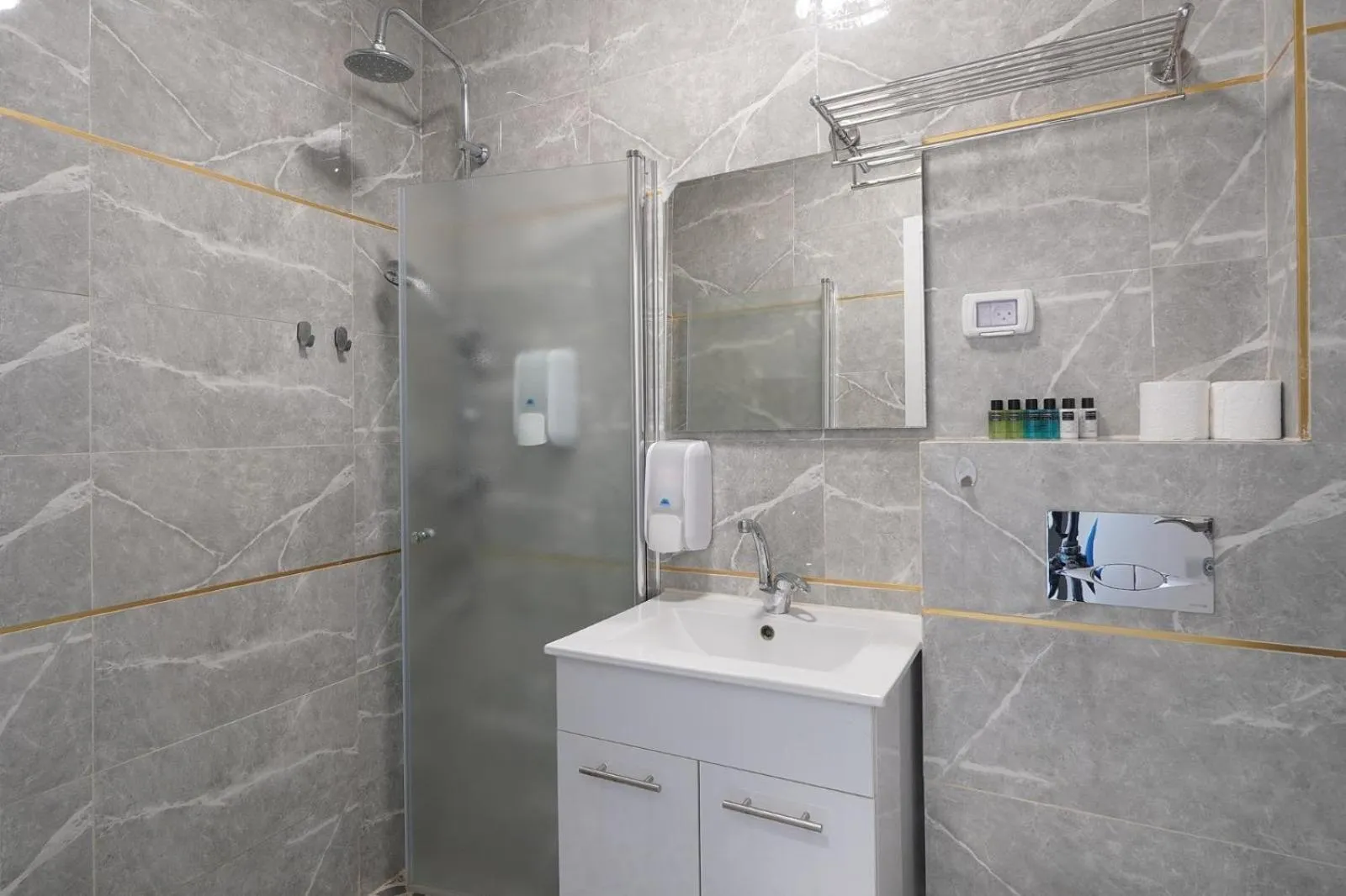 Shower in Haifa Tower Hotel - מלון מגדל חיפה