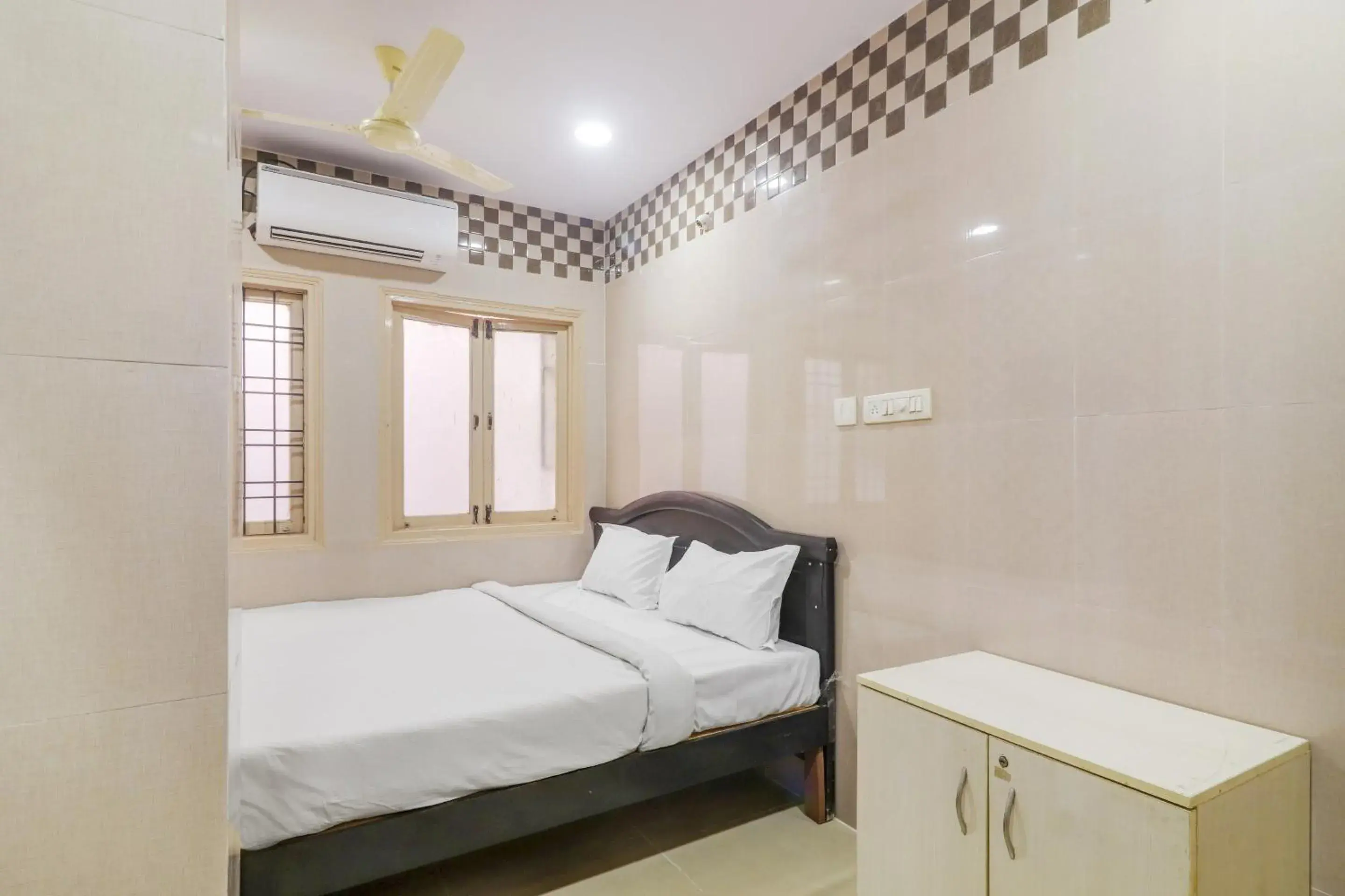 Standard Double Room - single occupancy in Hotel O Aroma Classic Near Nampally Railway station Standard Double Room - single occupancy in Hotel O Aroma Classic Near Nampally Railway station