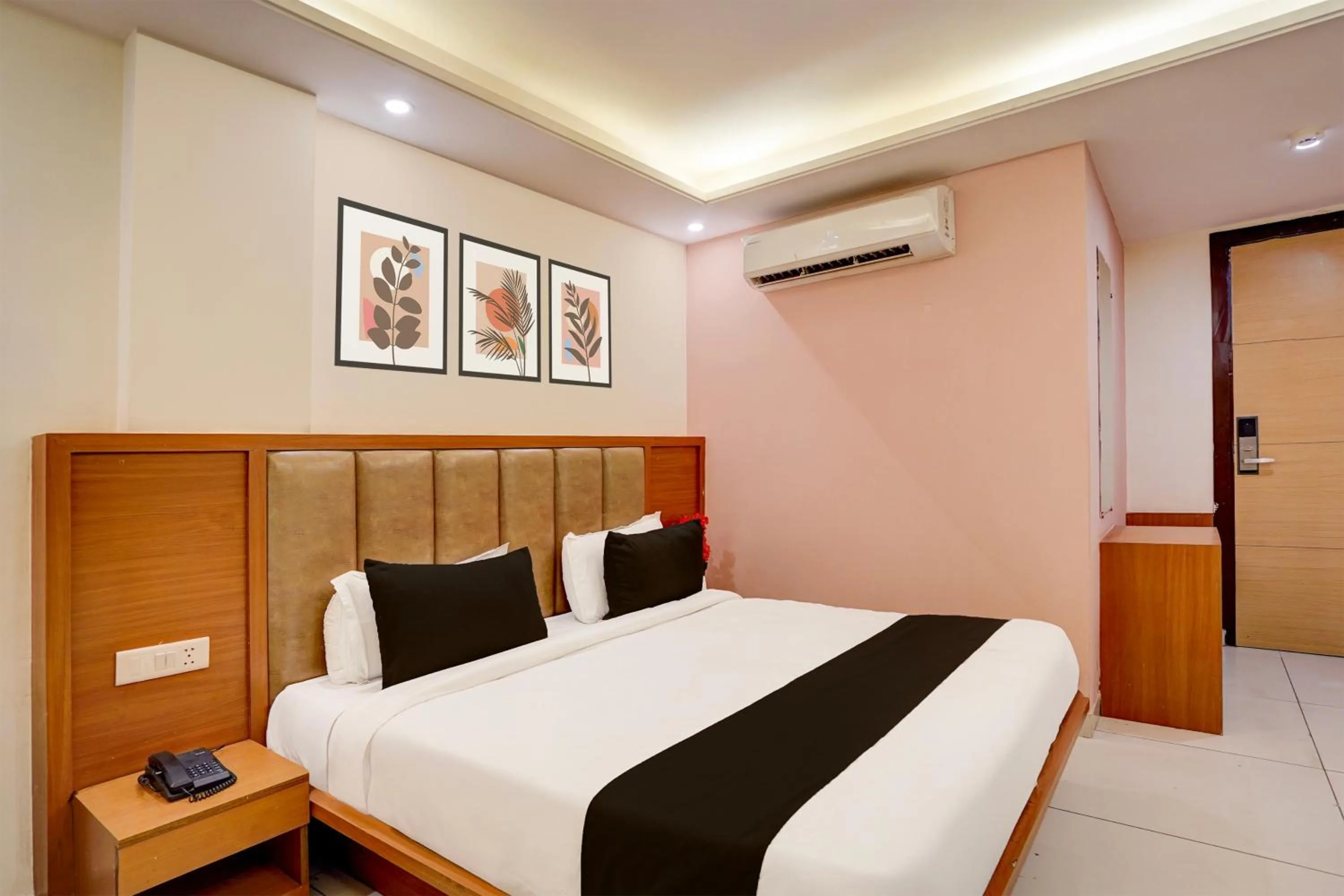 Bedroom, Bed in Townhouse Airport Road Delhi