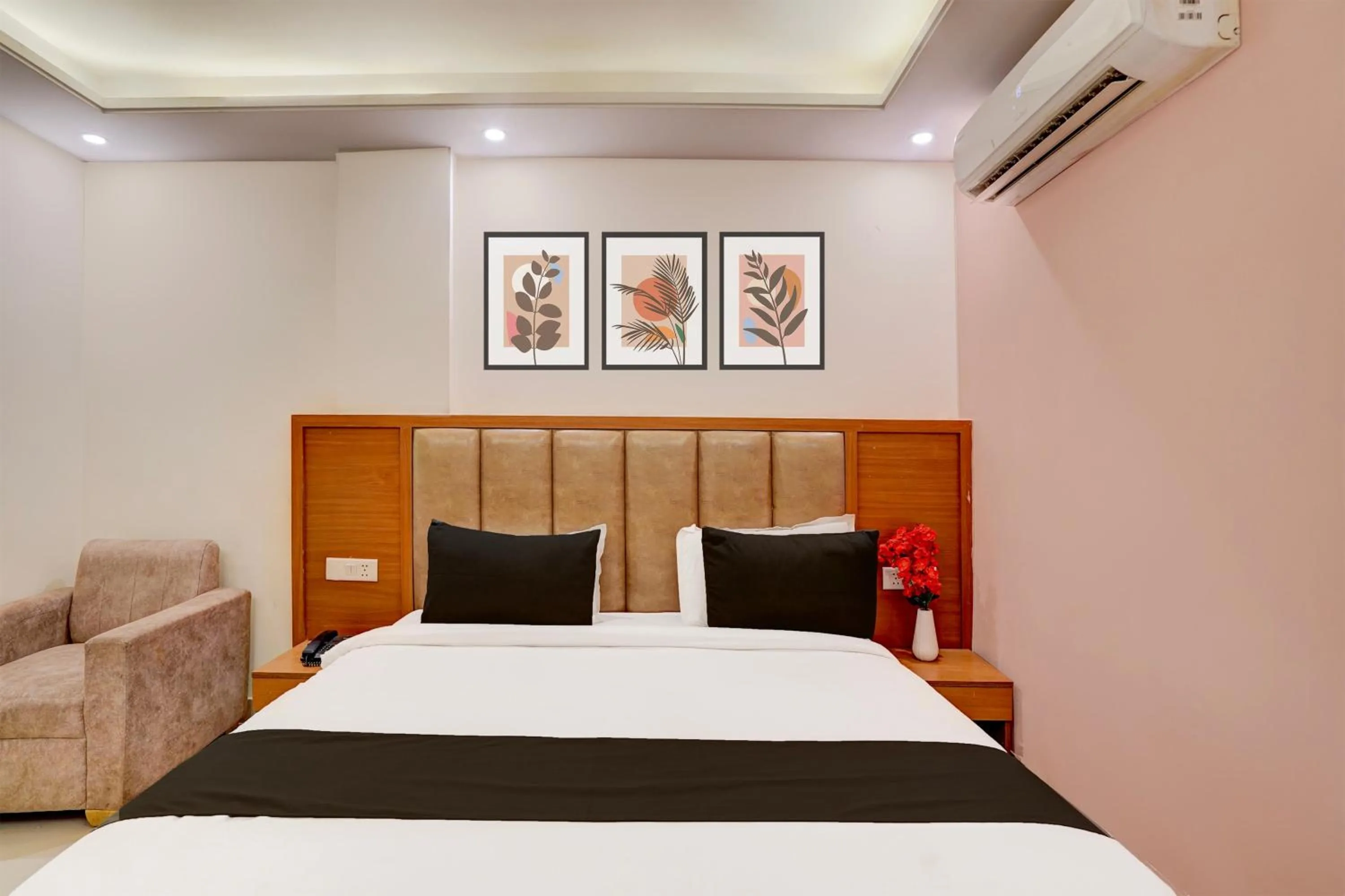 Bedroom, Bed in Townhouse Airport Road Delhi