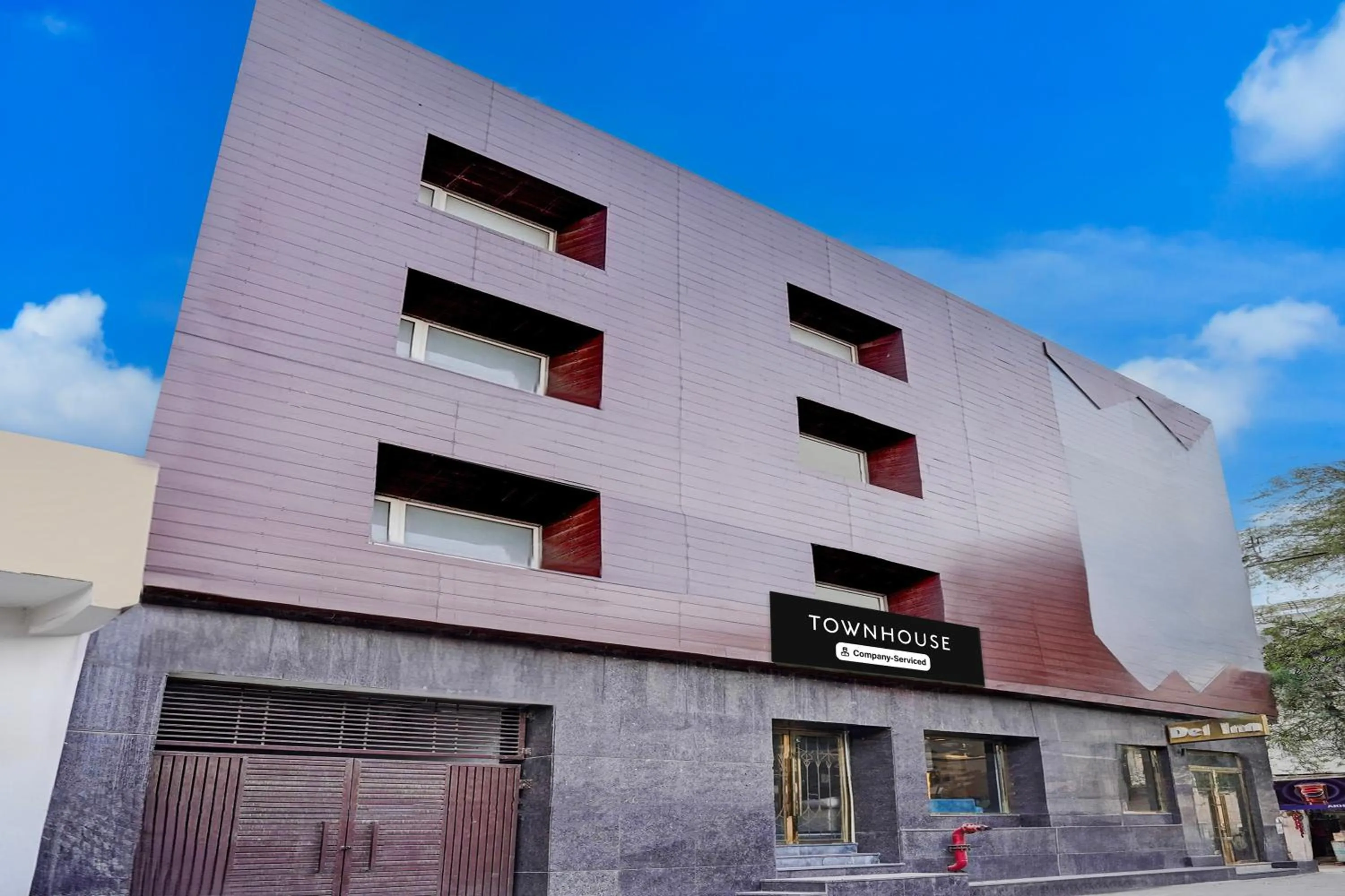 Facade/entrance in Townhouse Airport Road Delhi