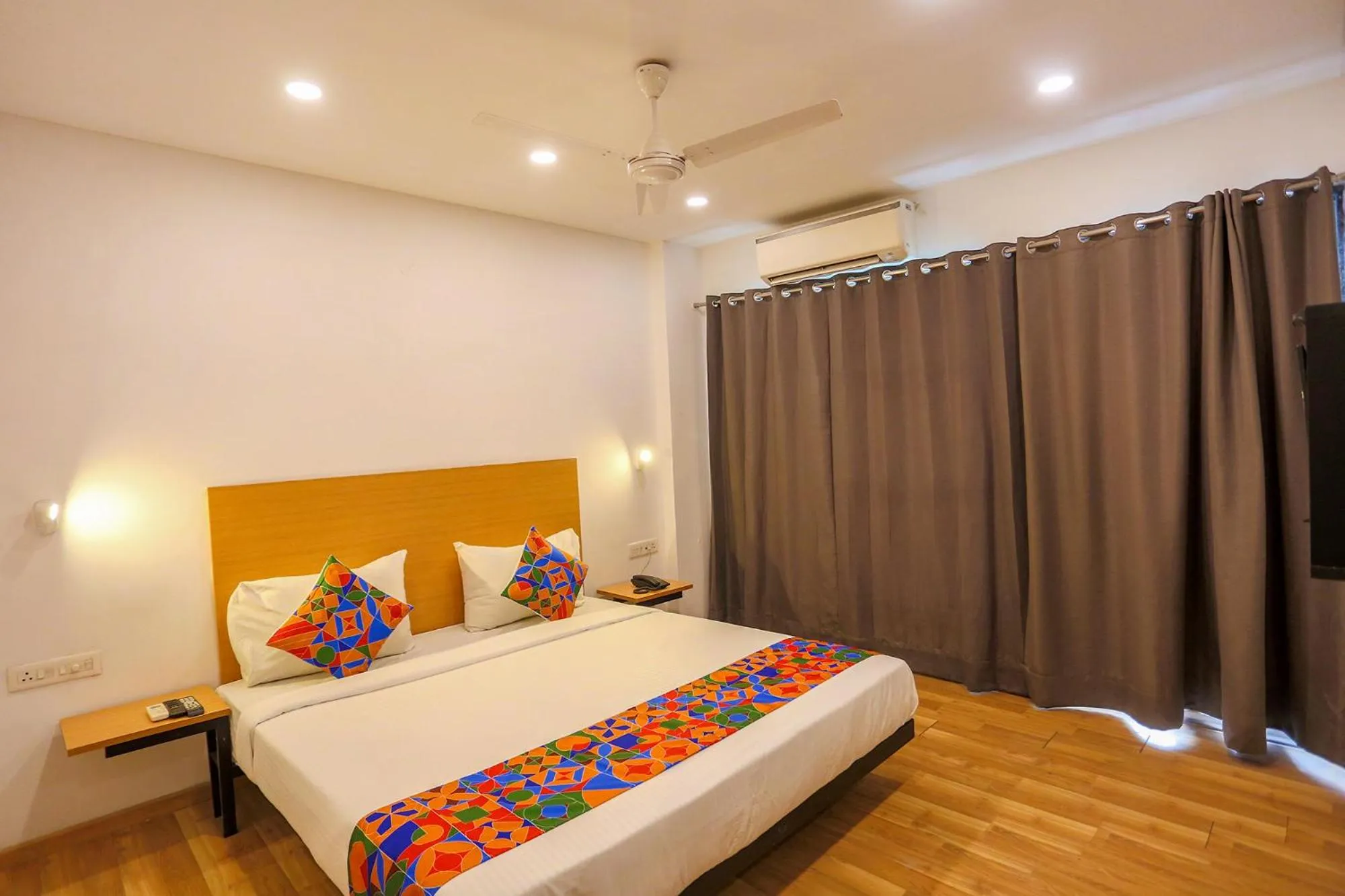 Bed in FabHotel Moro Paschim Vihar