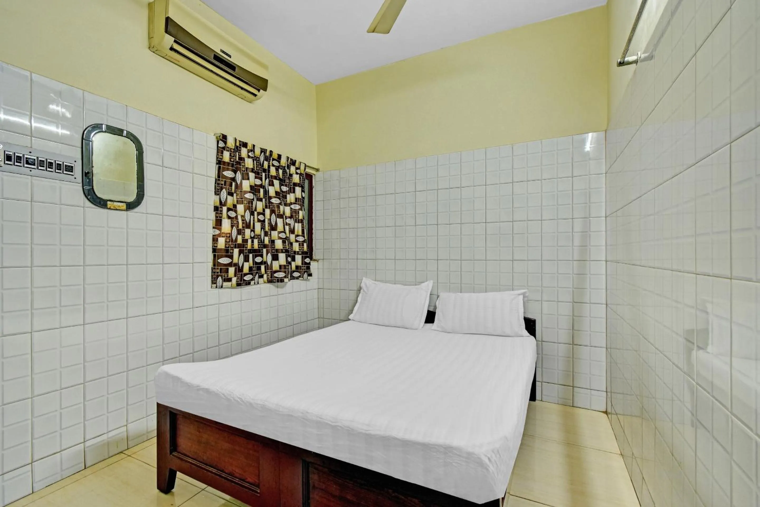 Bedroom in Hotel O Dream Palace Guest House Near Marina Beach