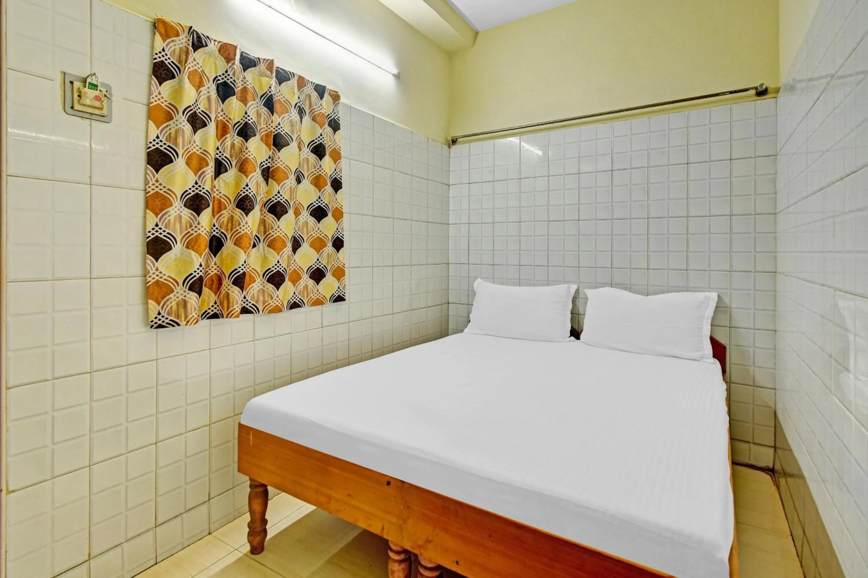 Bedroom in Hotel O Dream Palace Guest House Near Marina Beach