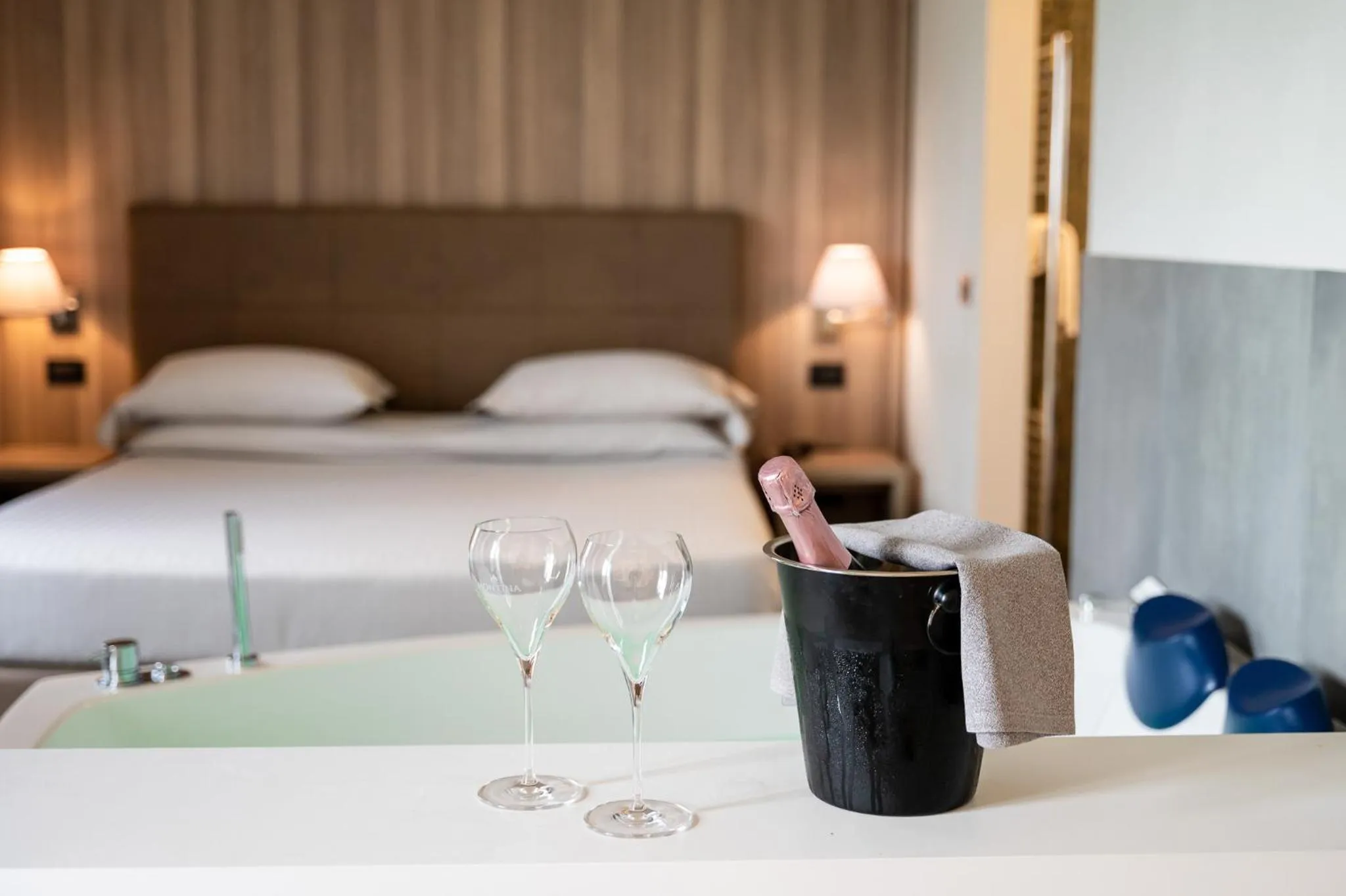 Bedroom, Bed in Hotel Garden Experience