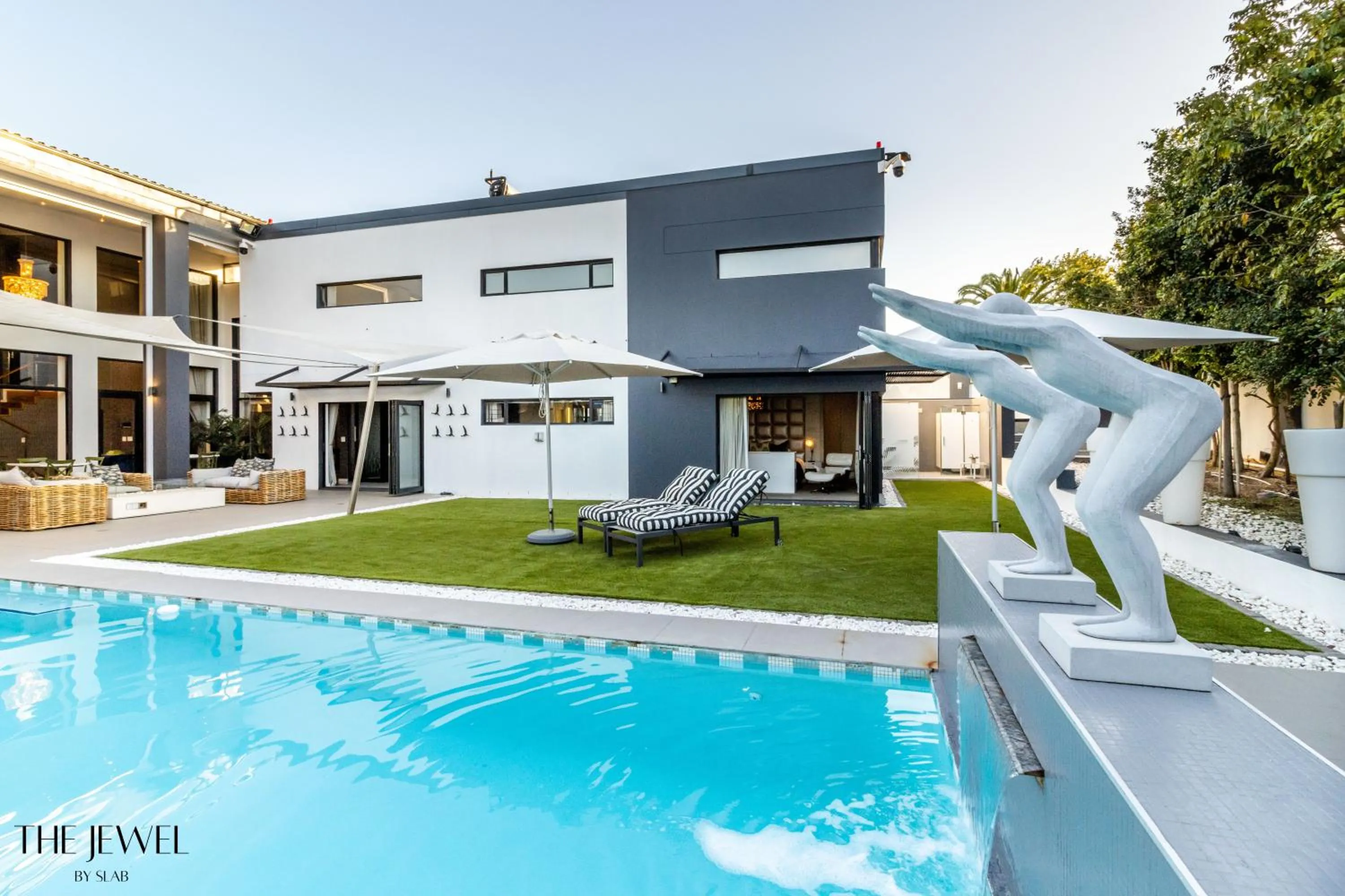 Swimming pool in The Jewel B&B