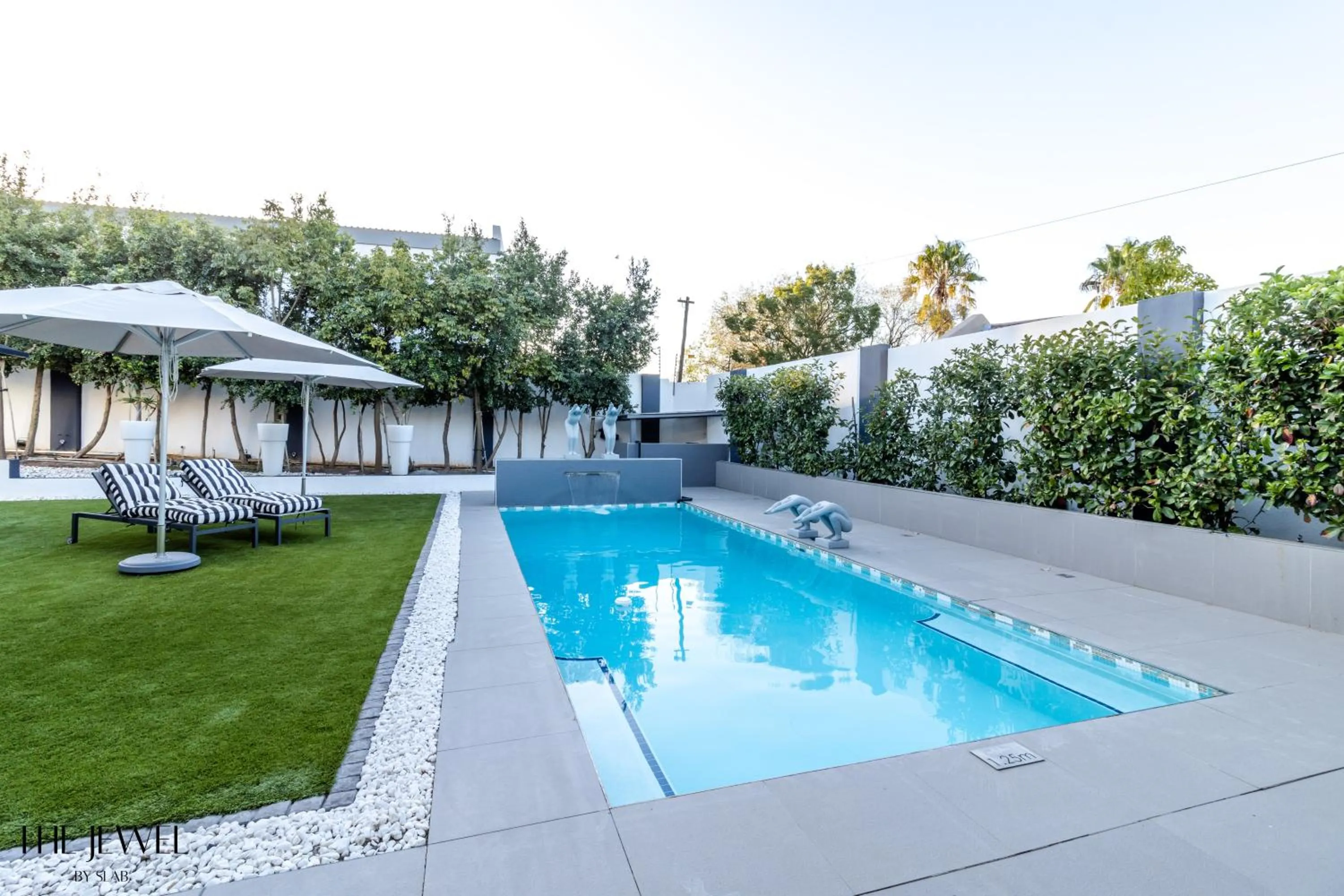 Swimming pool in The Jewel B&B