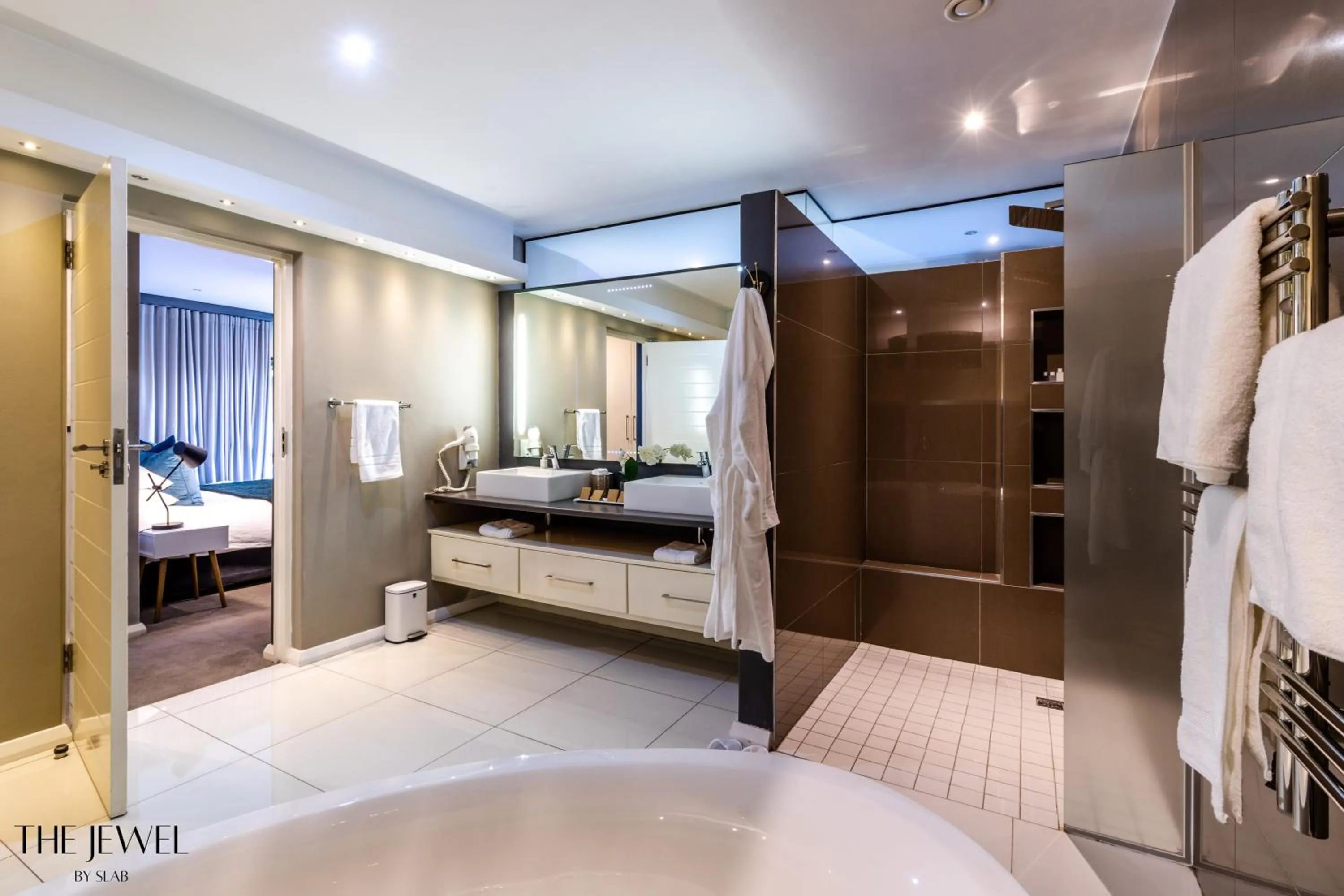 Shower, Bed in The Jewel B&B