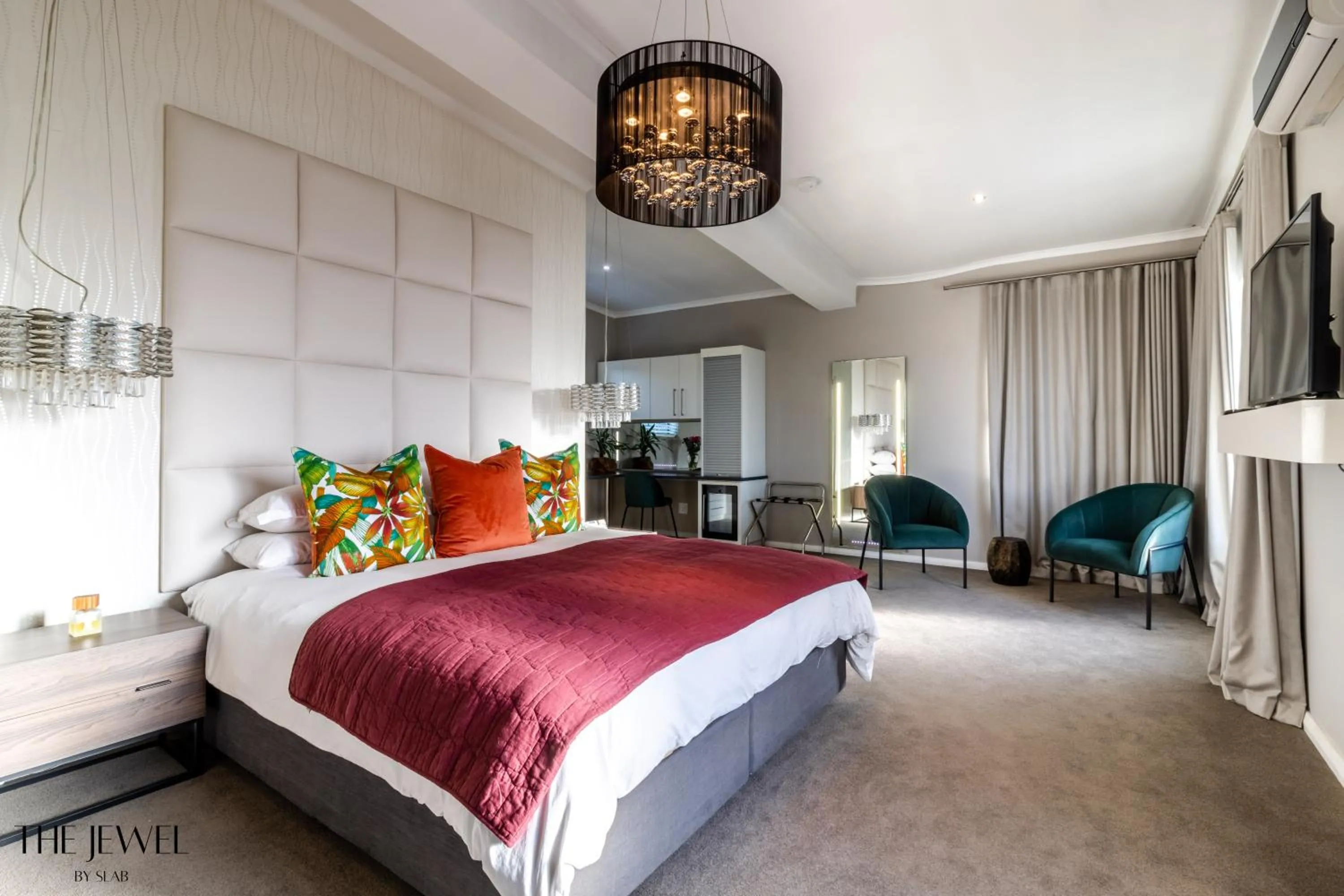 Photo of the whole room, Bed in The Jewel B&B