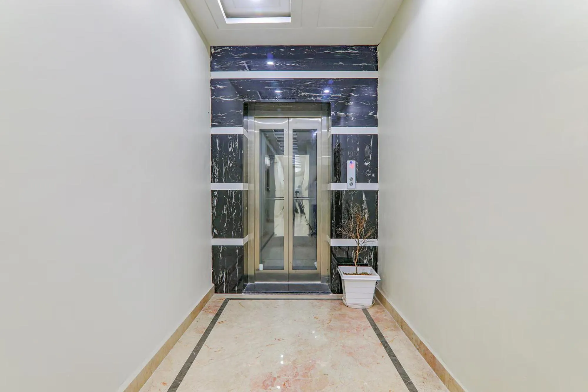elevator in FabHotel Super 3 Premium - Banaras Railway Station