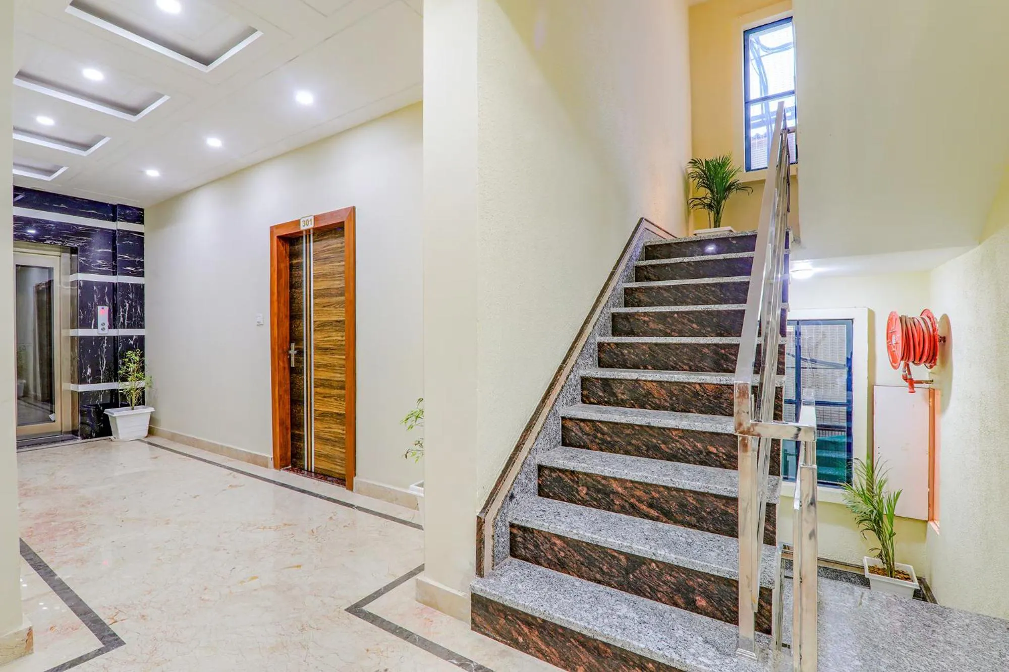 Lobby or reception in FabHotel Super 3 Premium - Banaras Railway Station