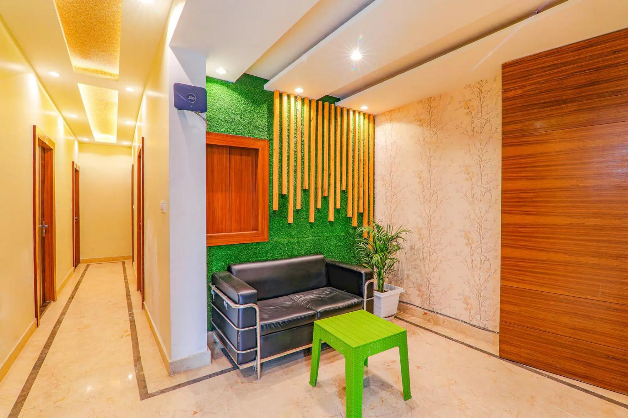 Seating area in FabHotel Super 3 Premium - Banaras Railway Station