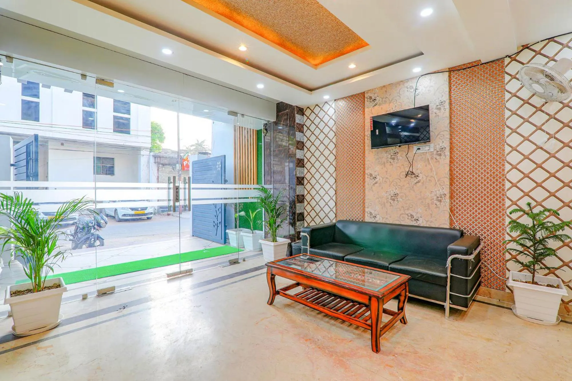 Seating area in FabHotel Super 3 Premium - Banaras Railway Station