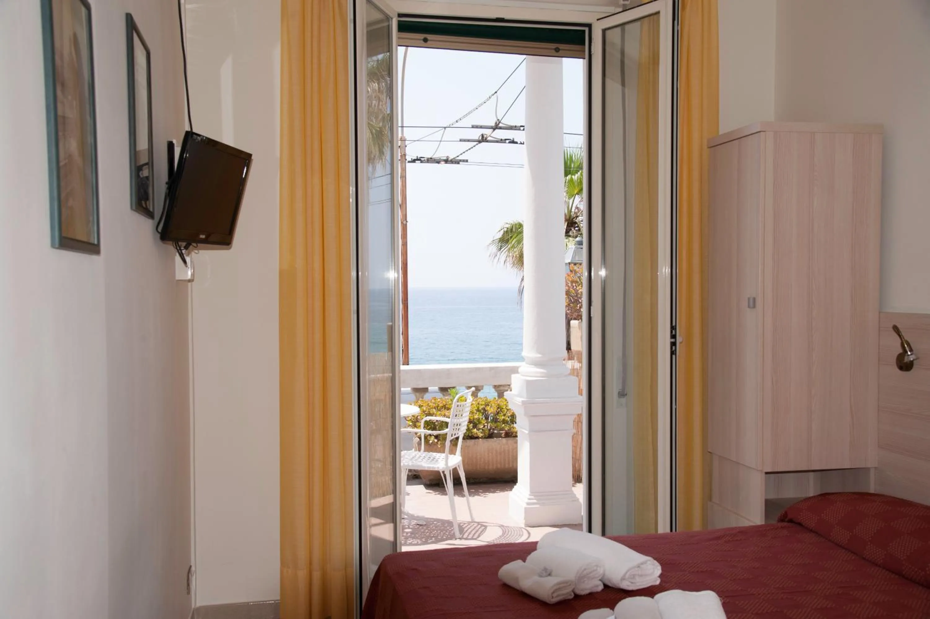TV and multimedia, Bed in Hotel Villa La Brise