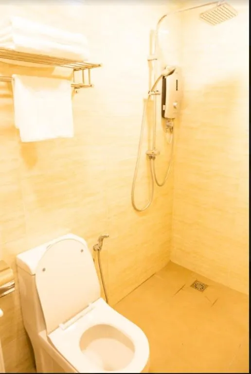 Shower in THE CROWN HOTEL @ KLIA