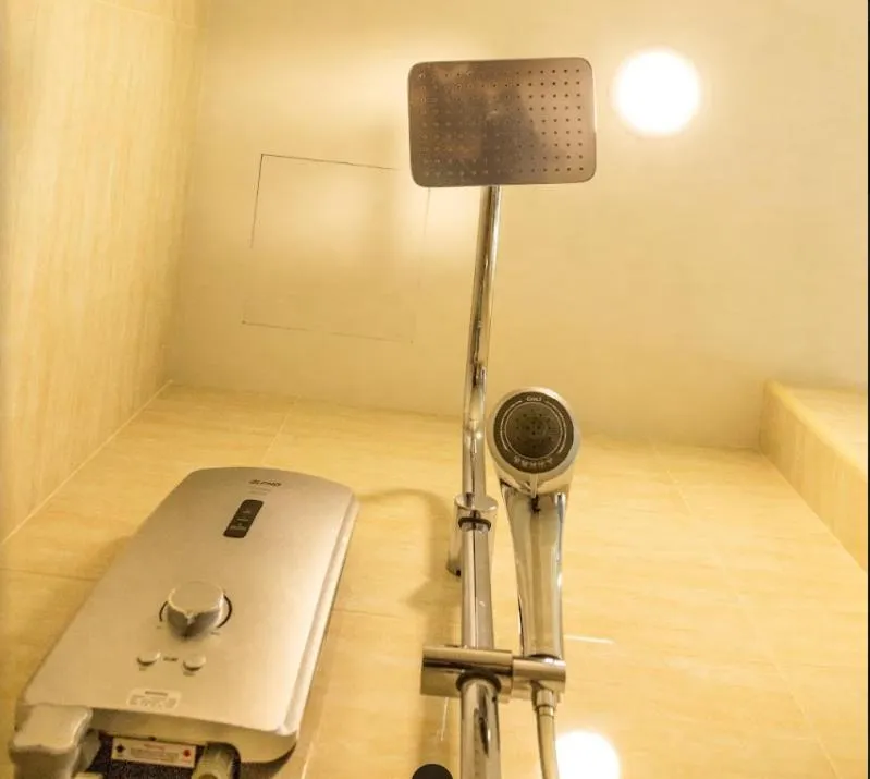 Shower in THE CROWN HOTEL @ KLIA