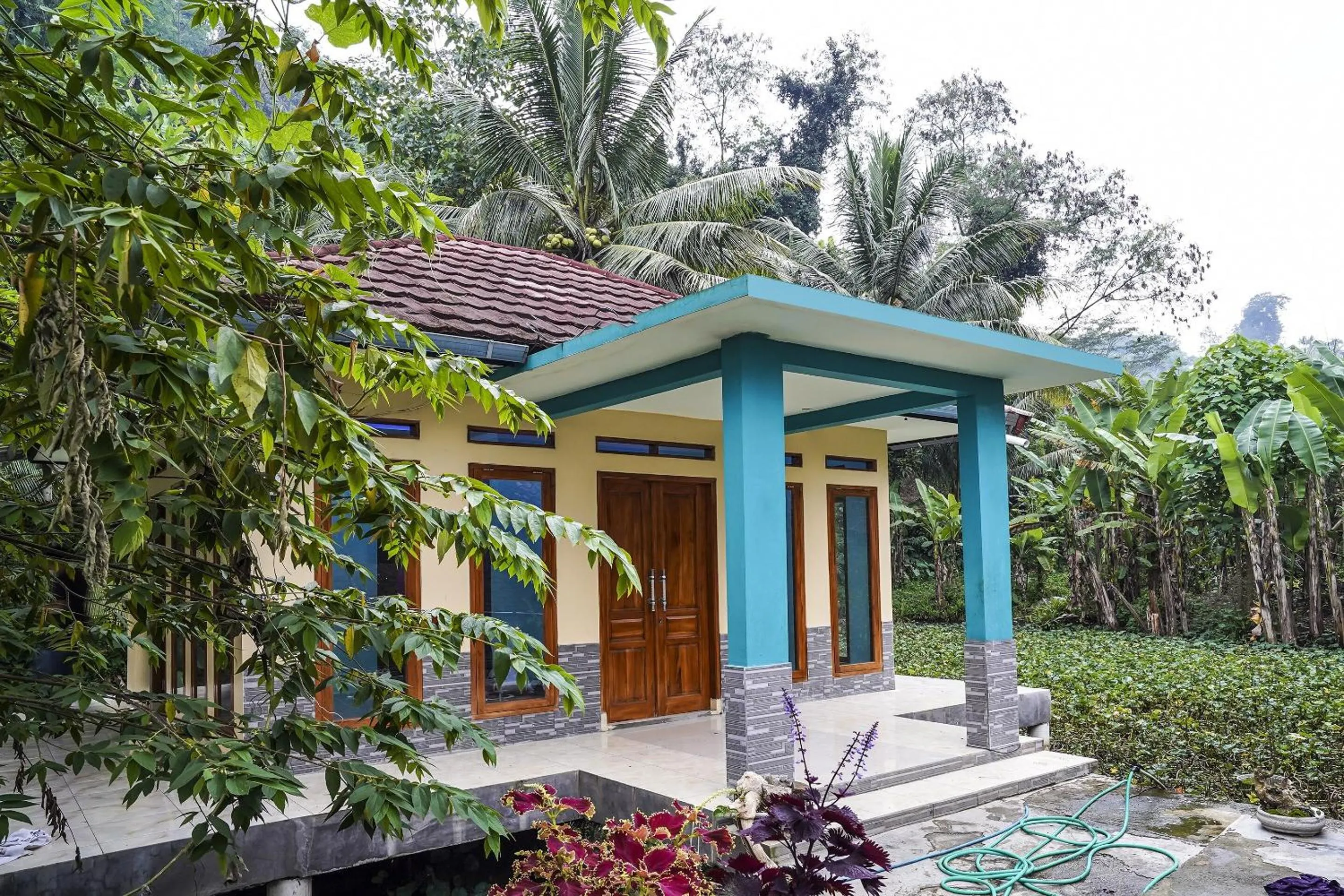 Facade/entrance in OYO Homes 90916 Eco Tourism Geopark Rajamandala Homestay Syariah