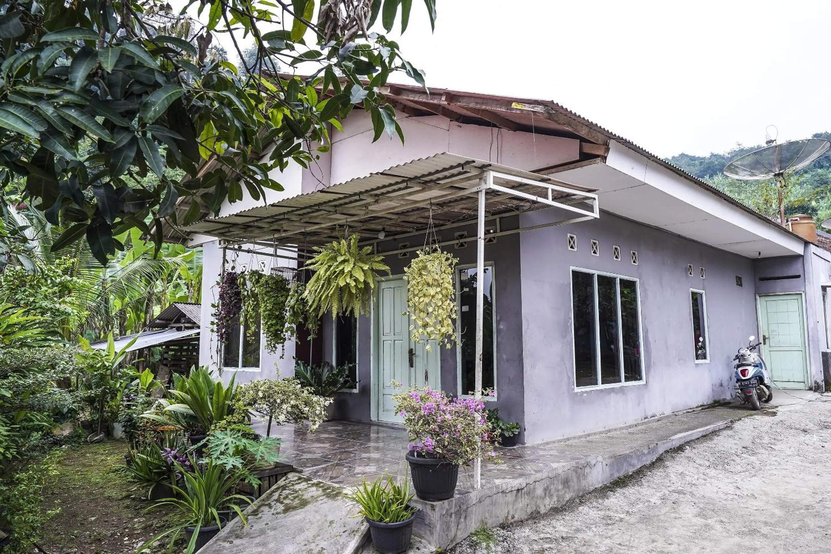 Facade/entrance in OYO Homes 90916 Eco Tourism Geopark Rajamandala Homestay Syariah