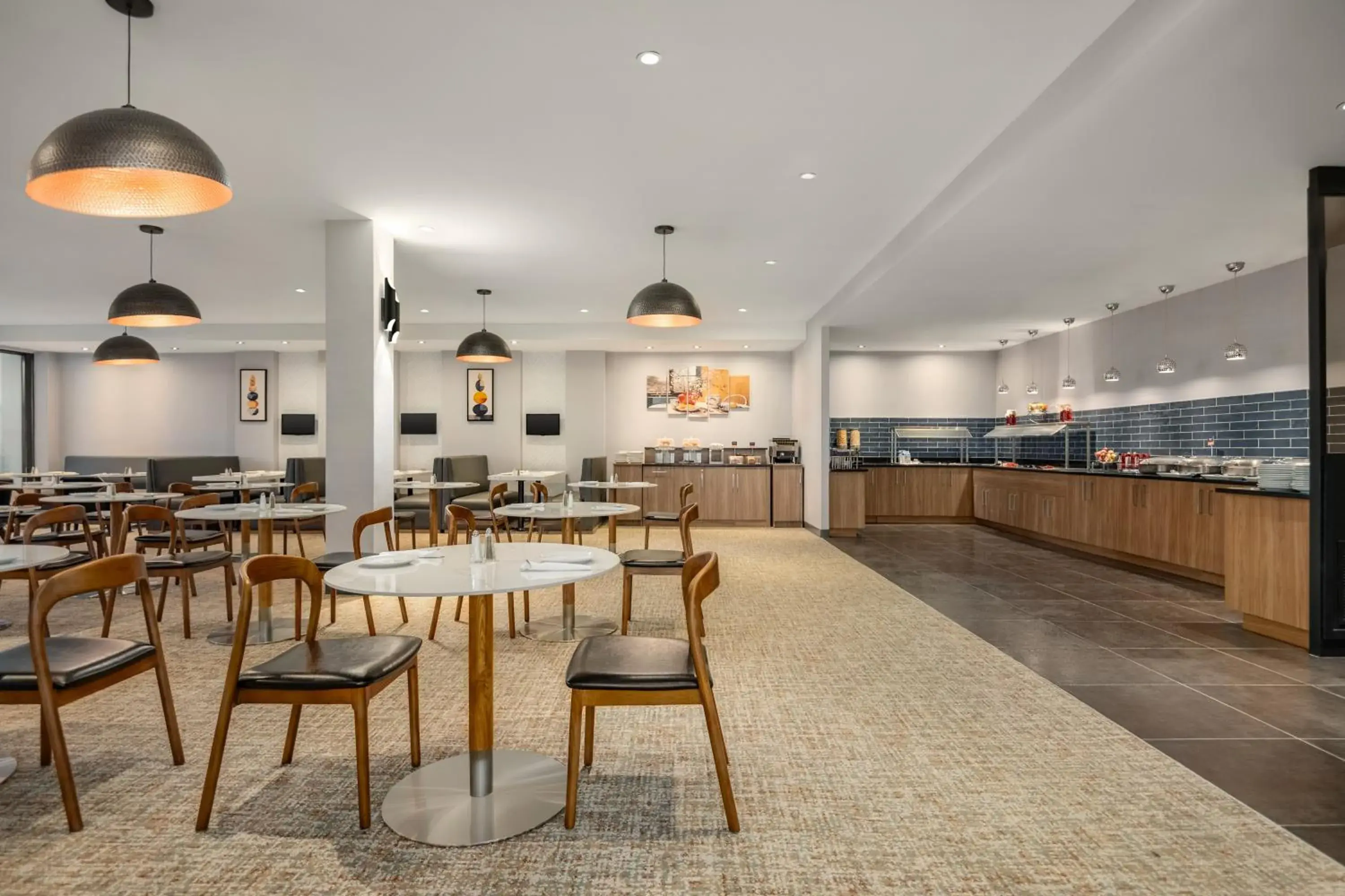 Restaurant/places to eat in Radisson Hotel Montreal Airport Restaurant/places to eat in Radisson Hotel Montreal Airport