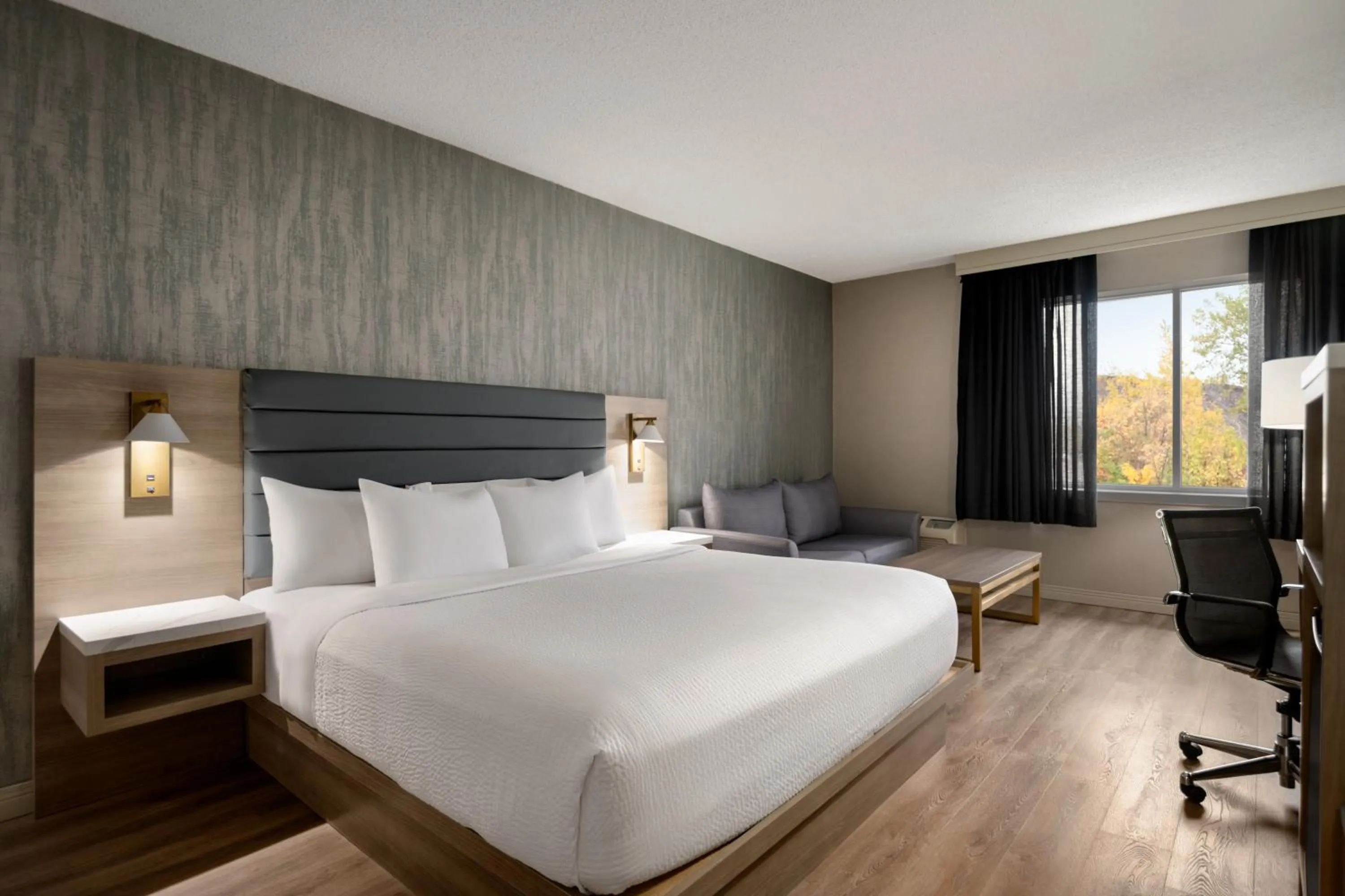 Bedroom, Bed in Radisson Hotel Montreal Airport