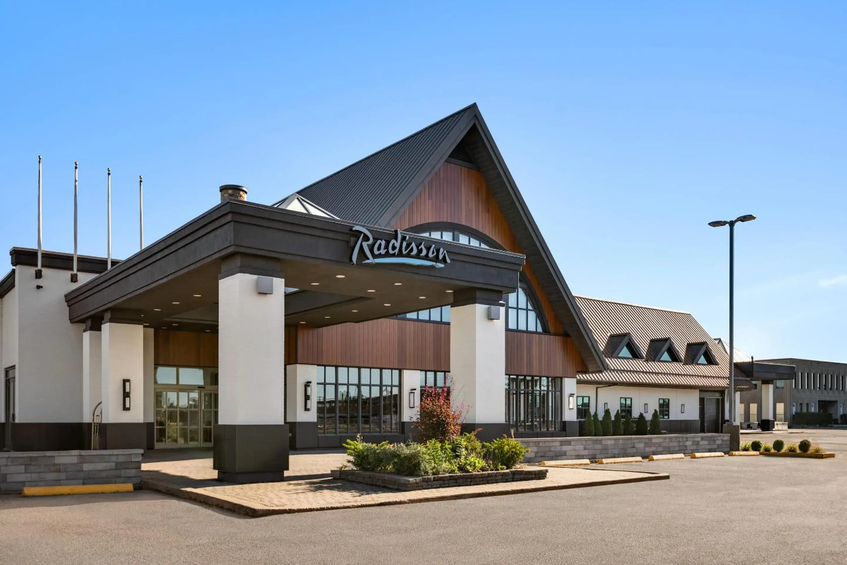 Property building in Radisson Hotel Montreal Airport Property building in Radisson Hotel Montreal Airport